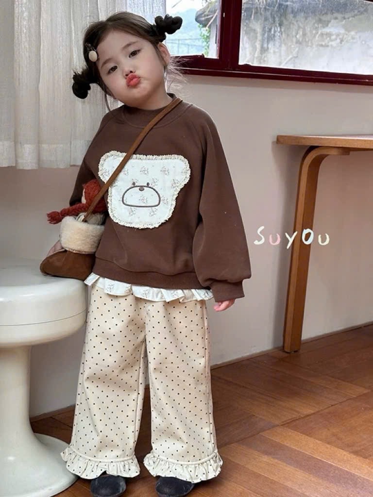 Sét áo nỉ mặt gấu quần trắng chấm bi bé gái