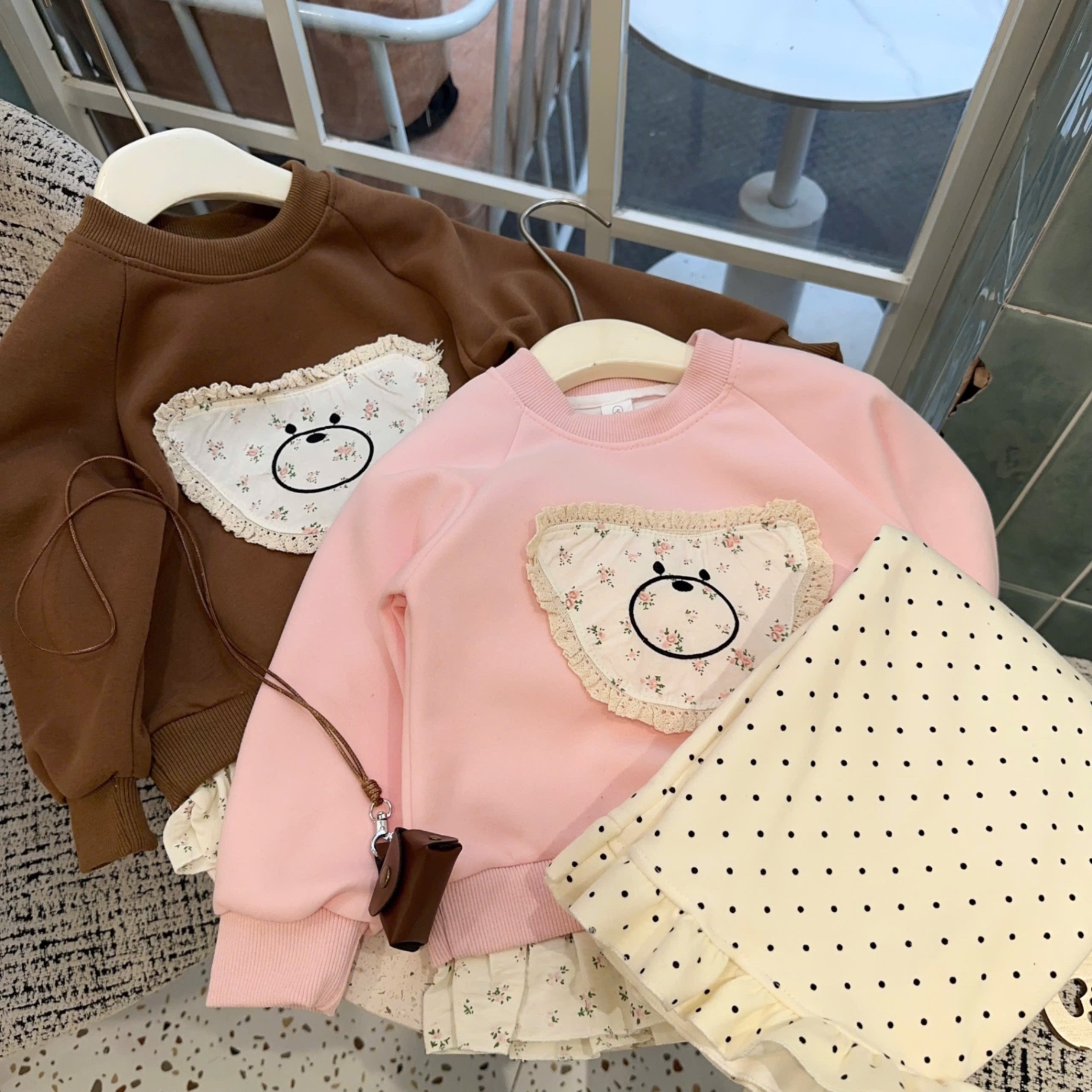 Sét áo nỉ mặt gấu quần trắng chấm bi bé gái