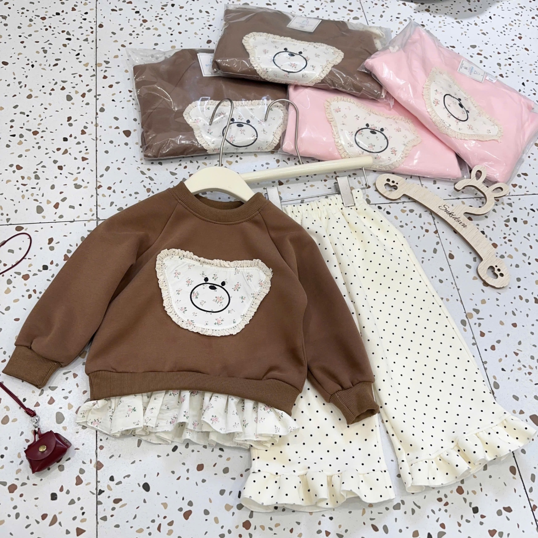 Sét áo nỉ mặt gấu quần trắng chấm bi bé gái
