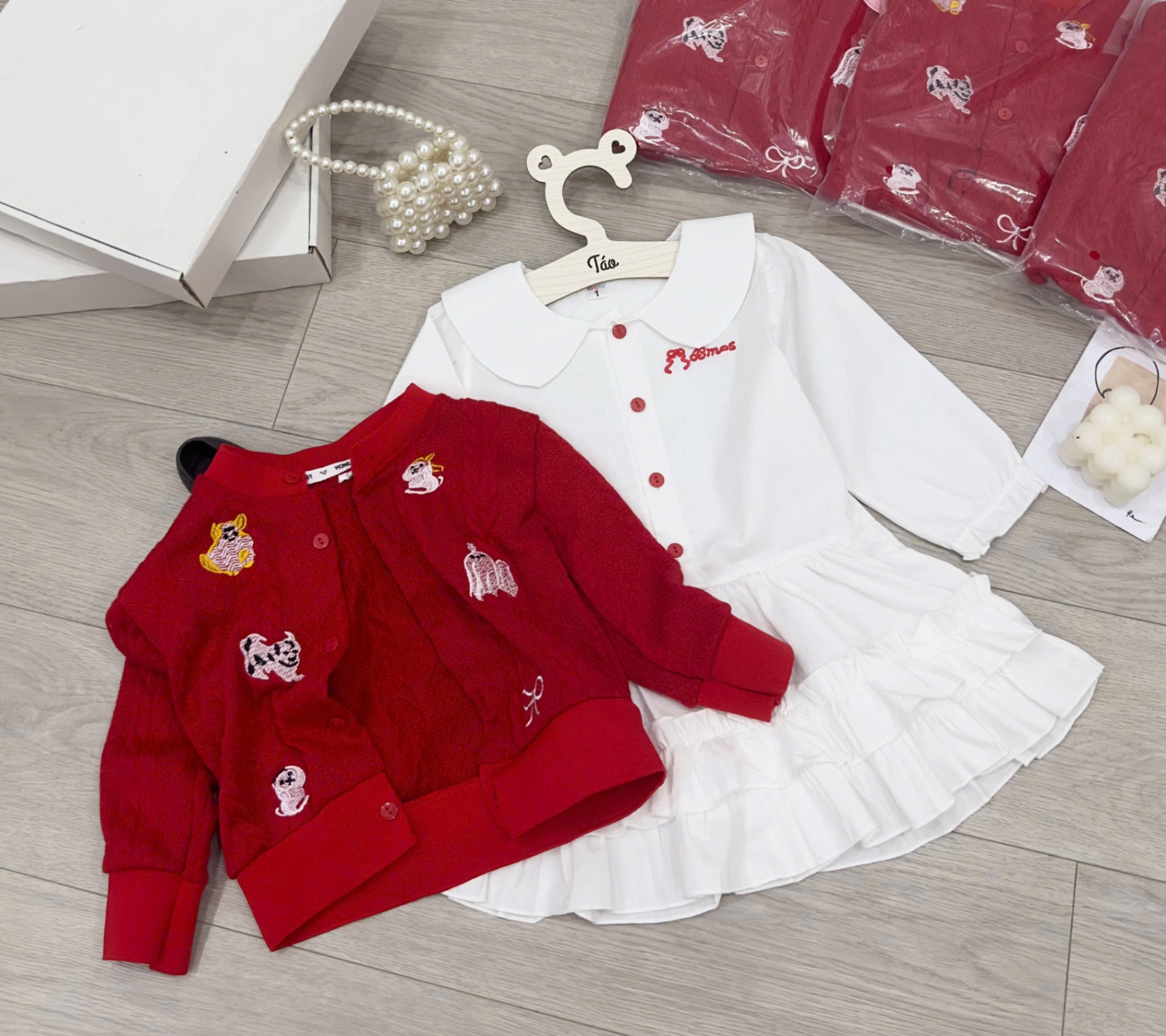 Sét áo len đỏ kèm váy trắng bé gái