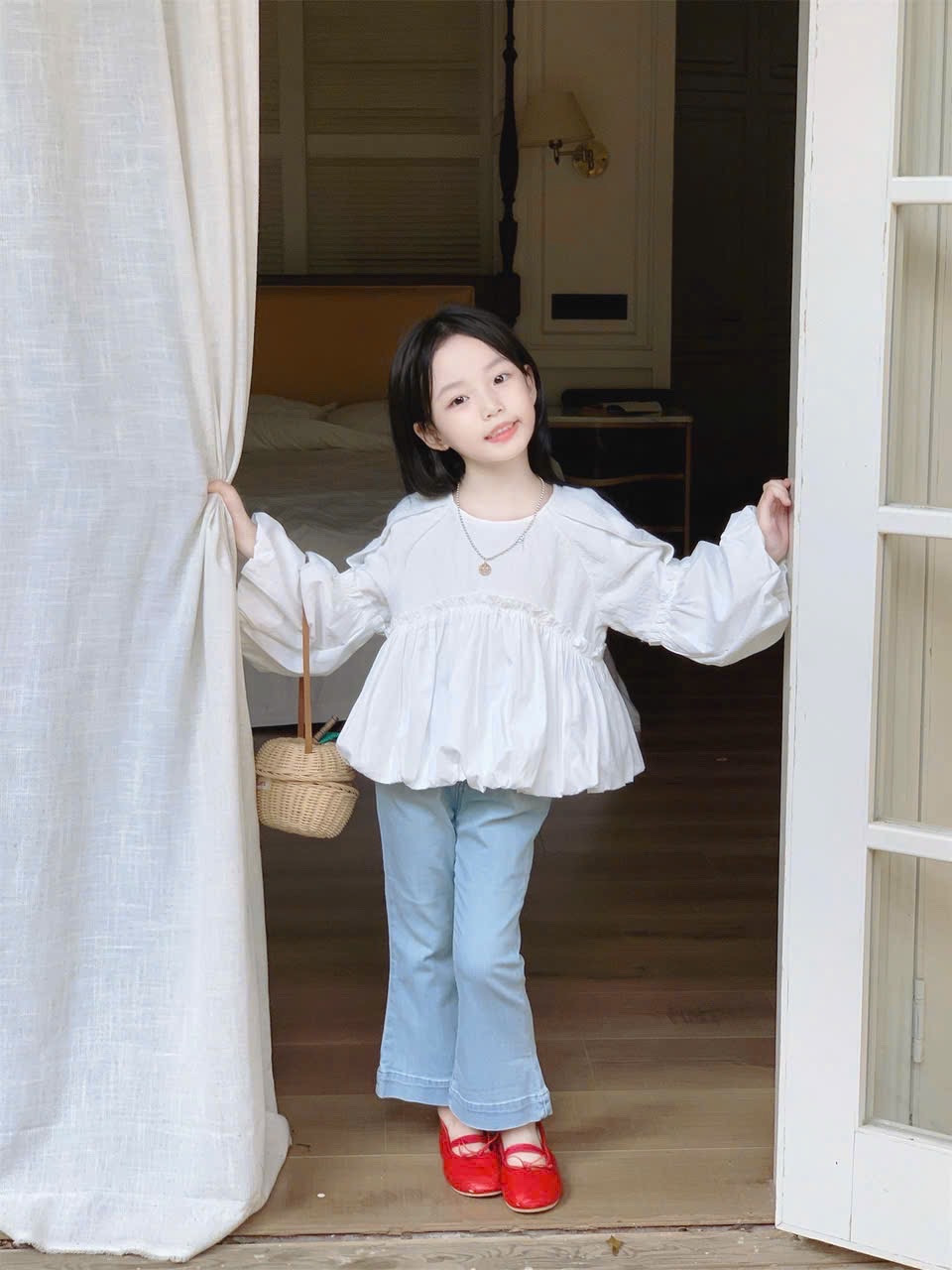 Sét áo trắng babydoll tay tùng quần bò loe bé gái