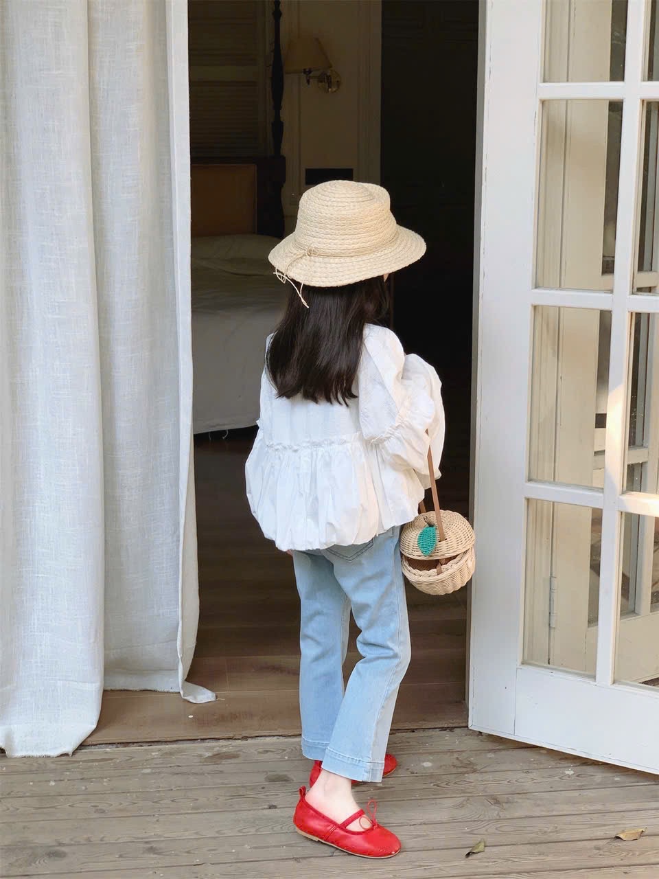 Sét áo trắng babydoll tay tùng quần bò loe bé gái