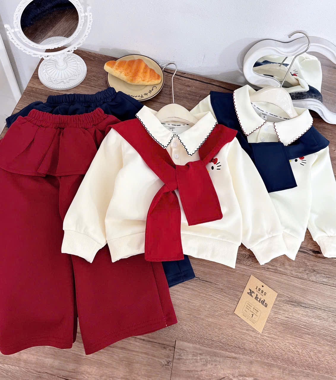 Sét bộ nỉ kèm khăn kitty +quần cạp bèo bé gái