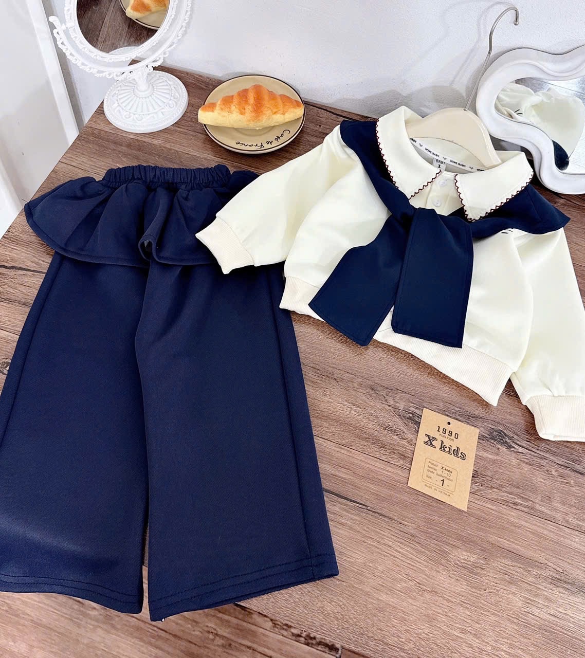 Sét bộ nỉ kèm khăn kitty +quần cạp bèo bé gái