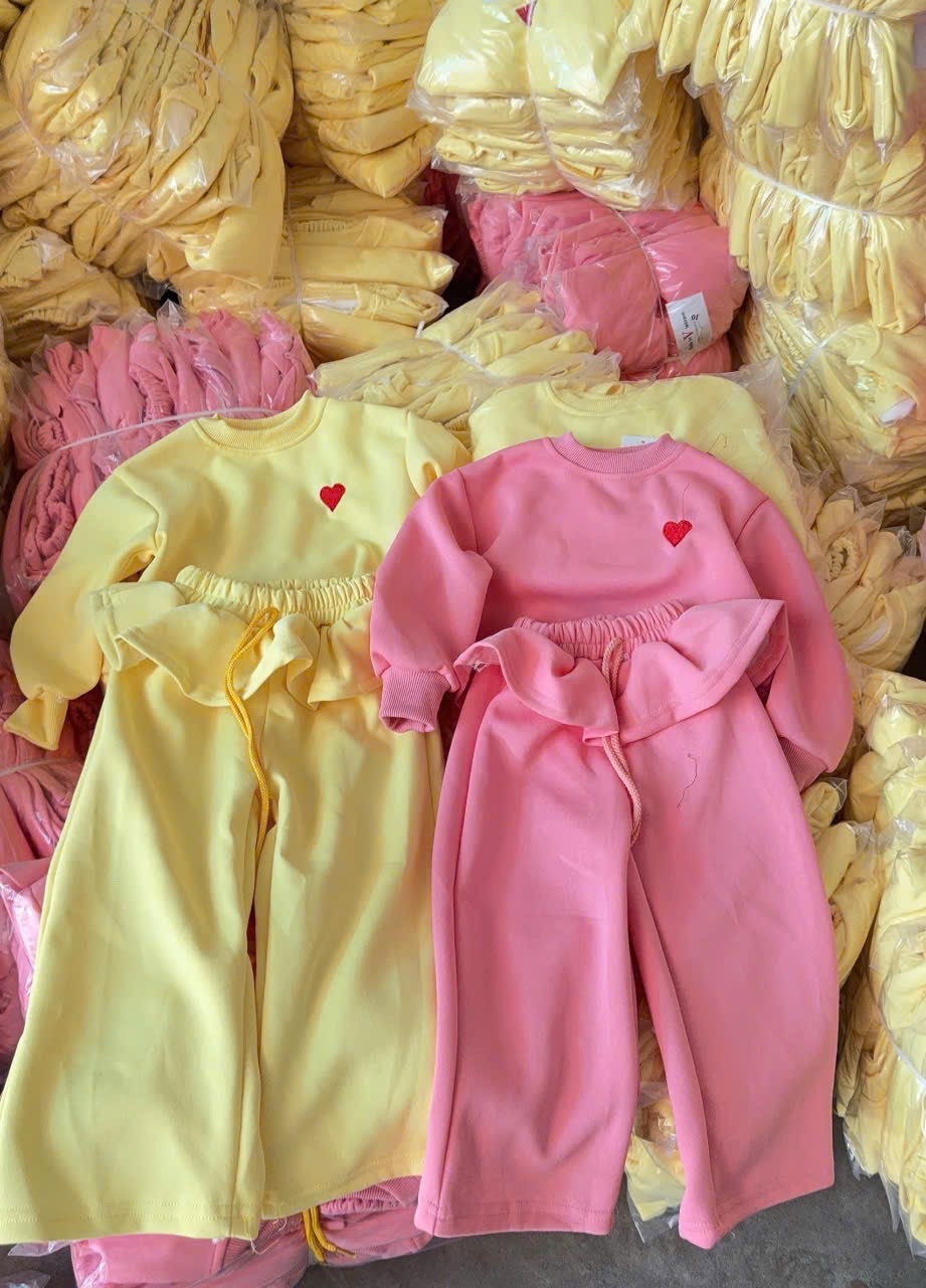 Sét bộ nỉ trái tim quần cạp bèo bé gái