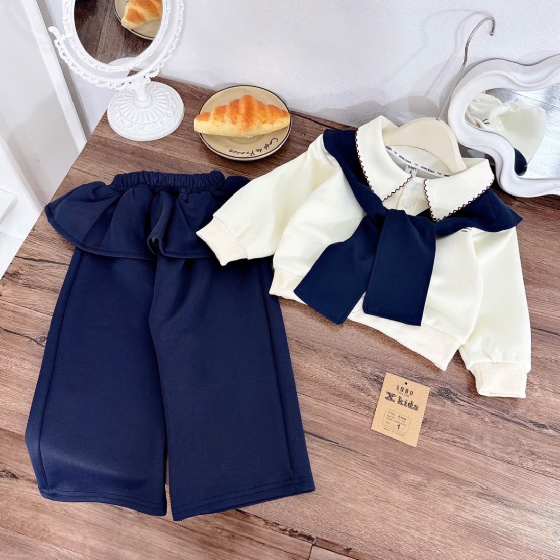 Sét bộ nỉ kèm khăn kitty +quần cạp bèo bé gái