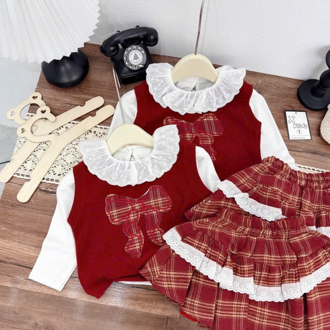 Sét 3 chi tiết gile đỏ hình nơ xk cv kẻ bé gái