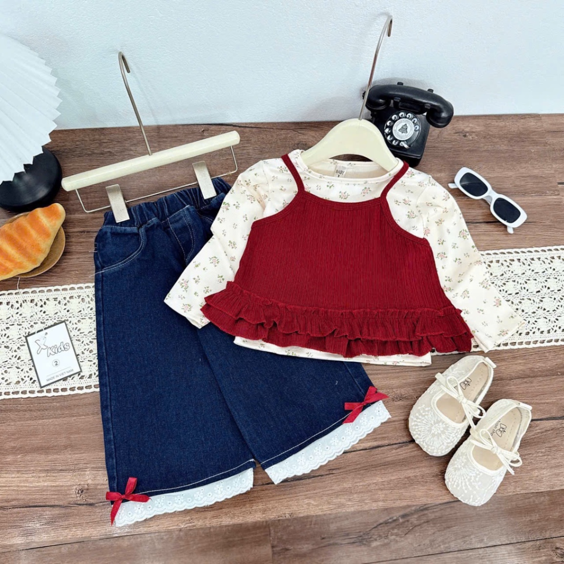 Sét 3 chi tiết áo hoa kèm gile tăm quần bò xuông bé gái