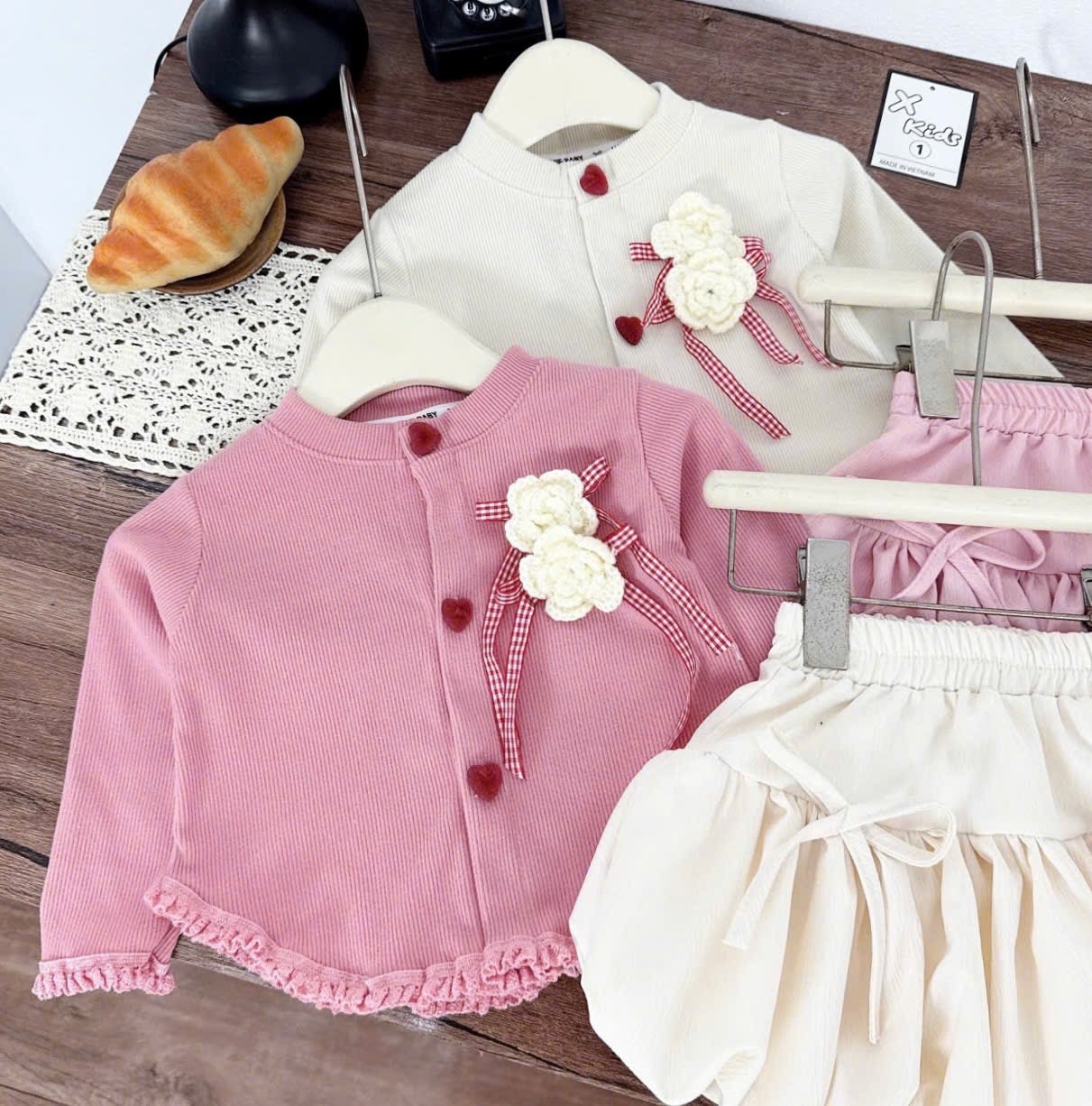 (Theo màu áo) Sét áo tăm thỏ cúc tim cv bồng bé gái xk