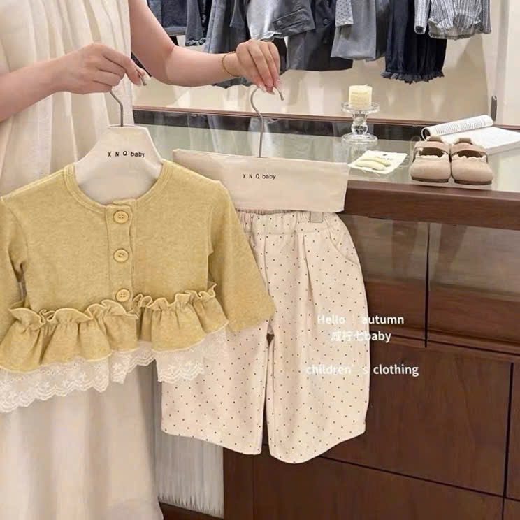 Sét áo tăm thỏ phối thân ren quần chầm bi bé gái