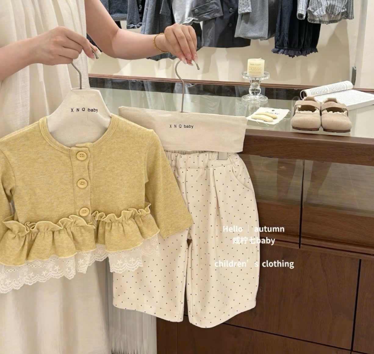 Sét áo tăm thỏ phối thân ren quần chầm bi bé gái