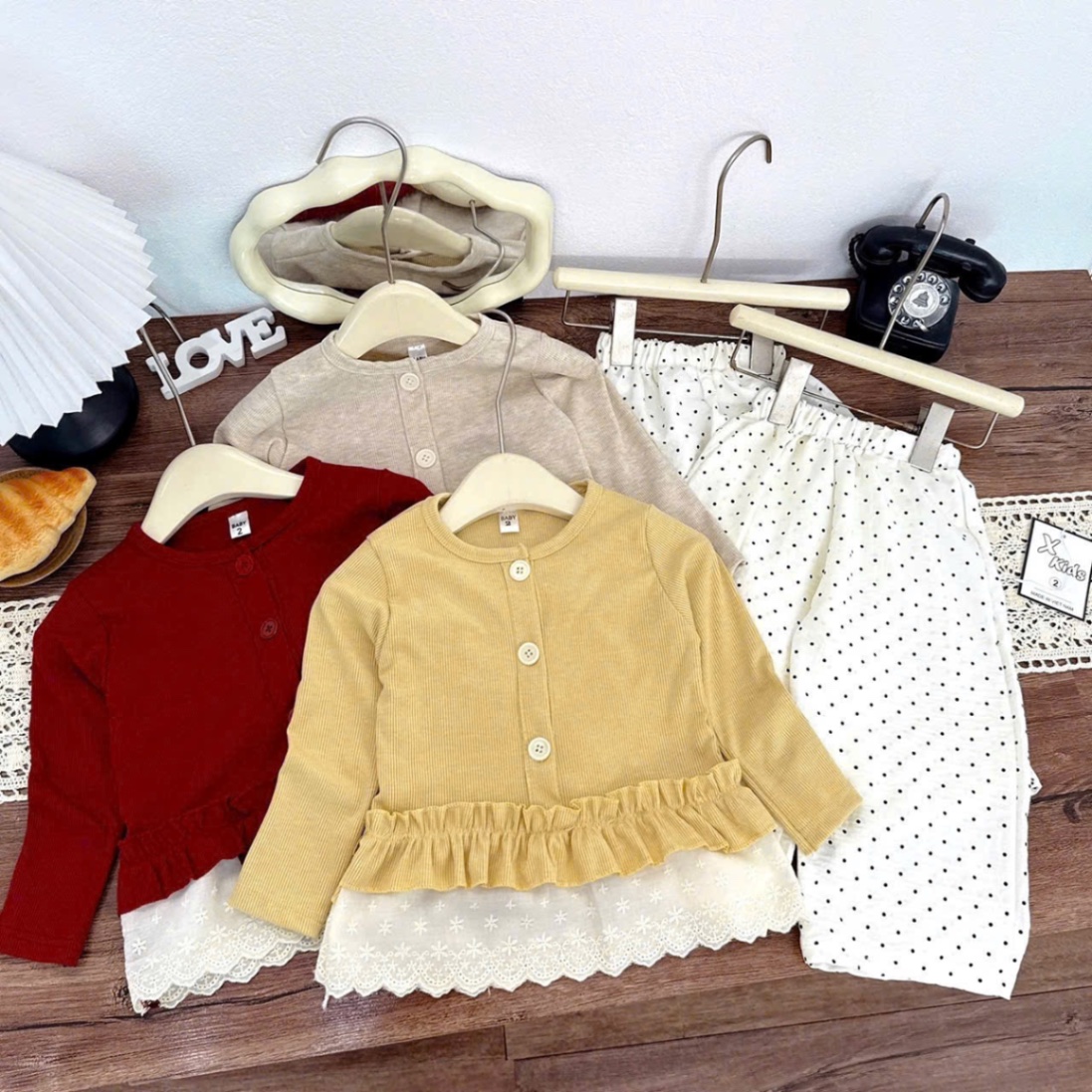 Sét áo tăm thỏ phối thân ren quần chầm bi bé gái