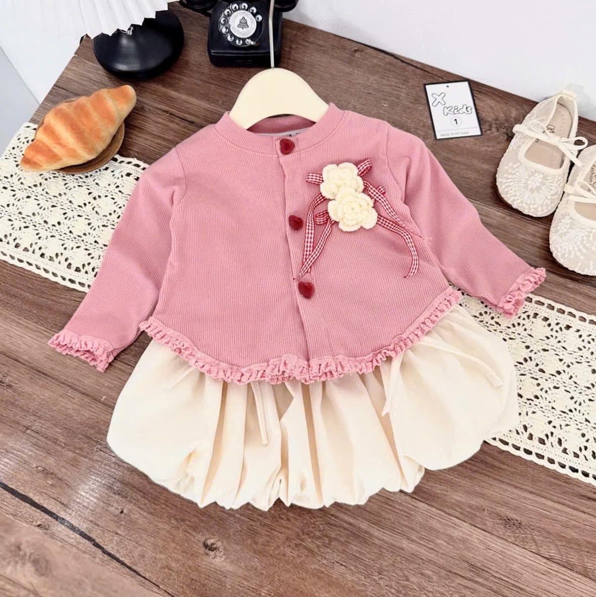 (Theo màu áo) Sét áo tăm thỏ cúc tim cv bồng bé gái xk