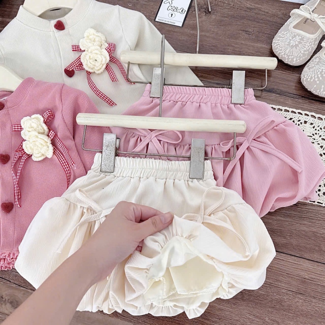 (Theo màu áo) Sét áo tăm thỏ cúc tim cv bồng bé gái xk