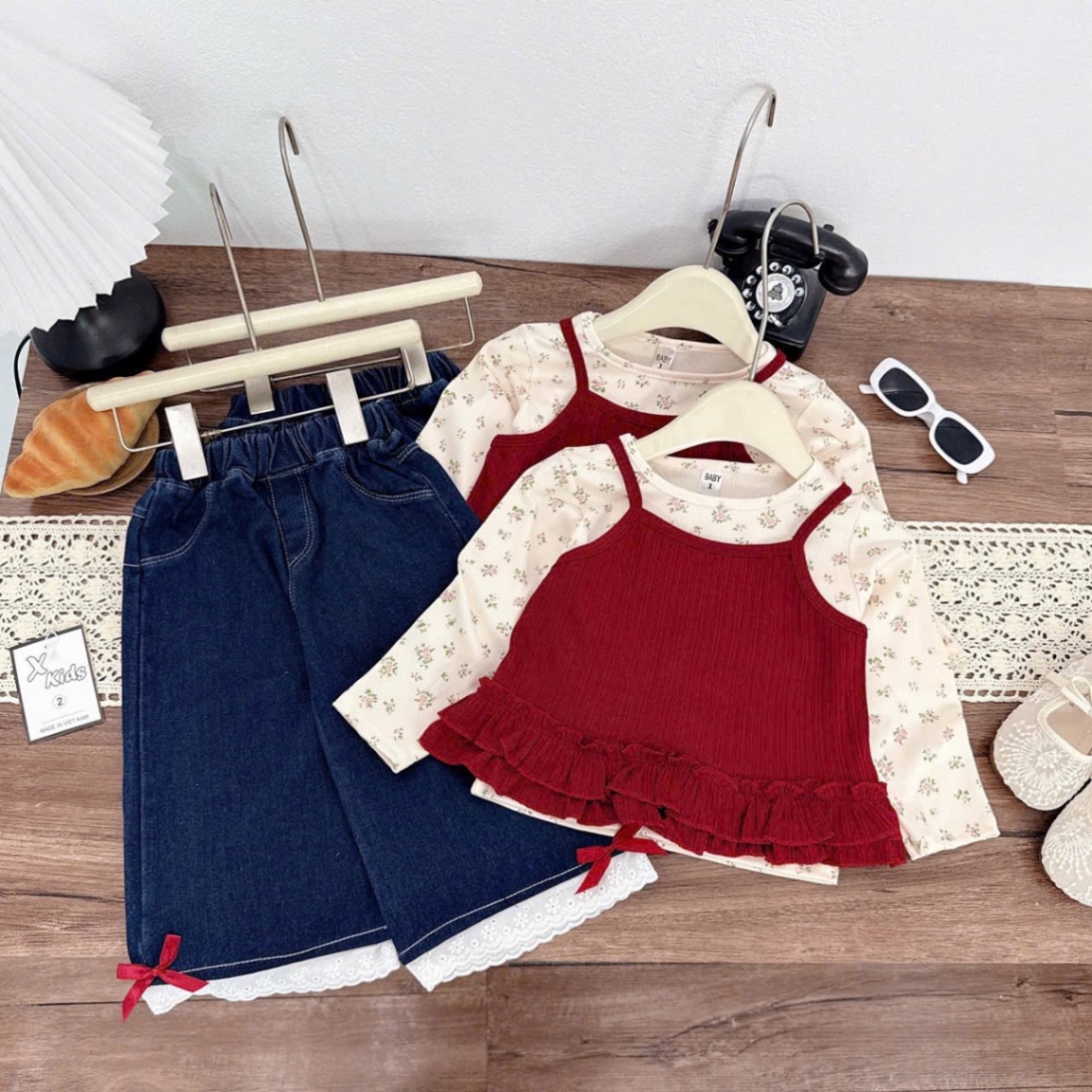 Sét 3 chi tiết áo hoa kèm gile tăm quần bò xuông bé gái