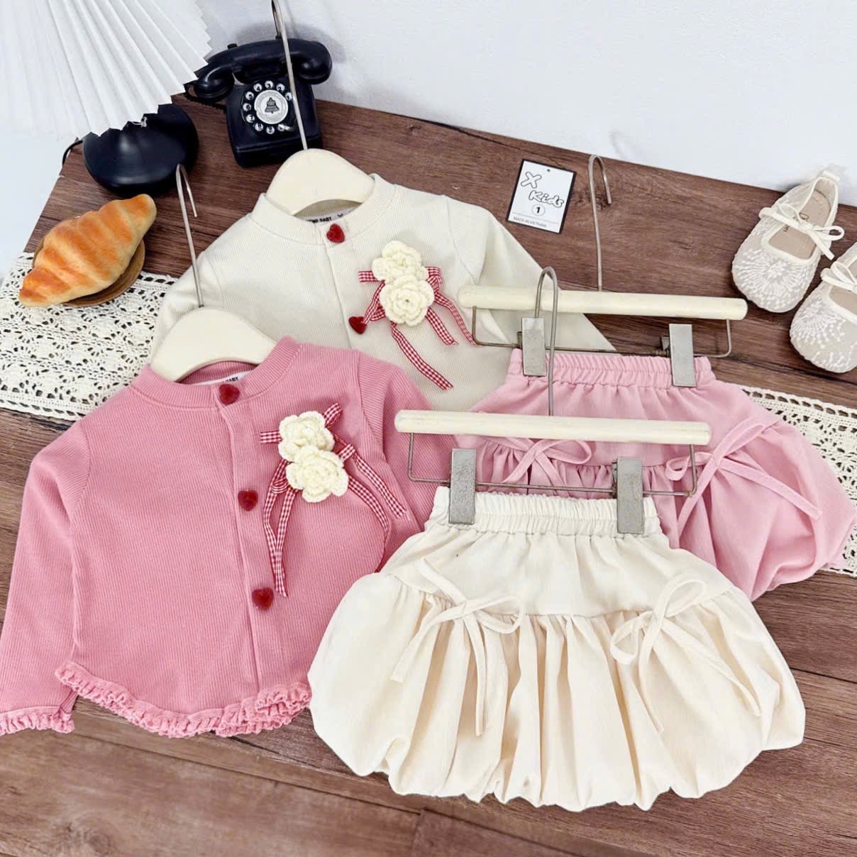 (Theo màu áo) Sét áo tăm thỏ cúc tim cv bồng bé gái xk