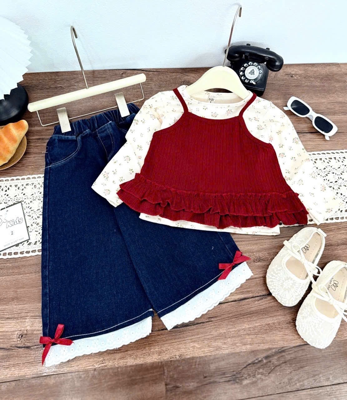 Sét 3 chi tiết áo hoa kèm gile tăm quần bò xuông bé gái