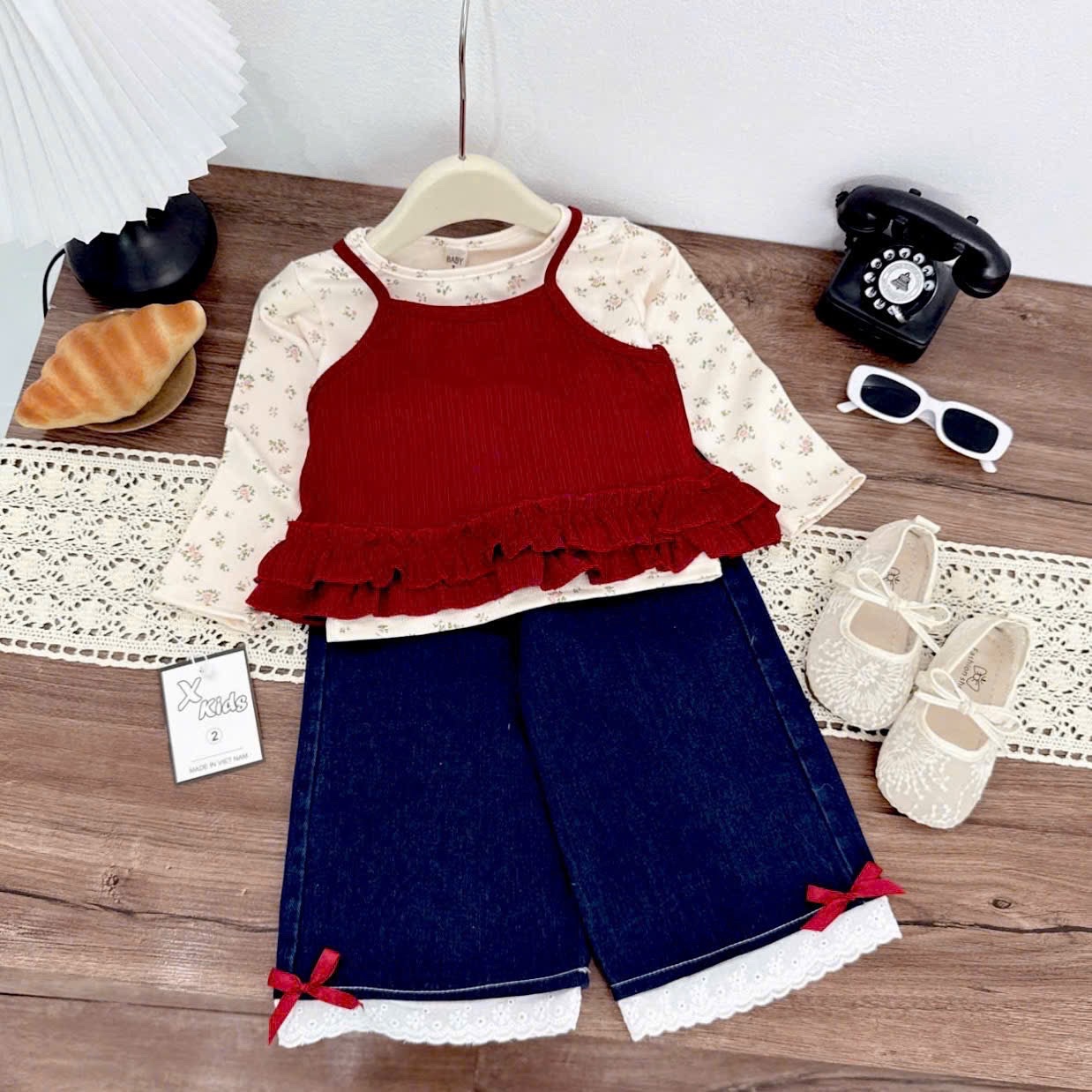 Sét 3 chi tiết áo hoa kèm gile tăm quần bò xuông bé gái