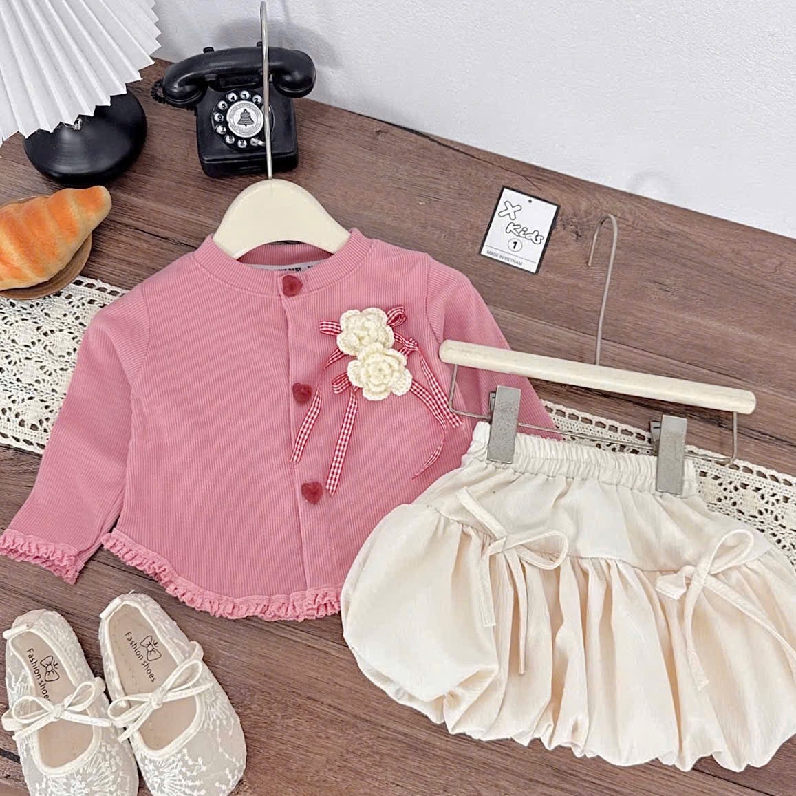 (Theo màu áo) Sét áo tăm thỏ cúc tim cv bồng bé gái xk