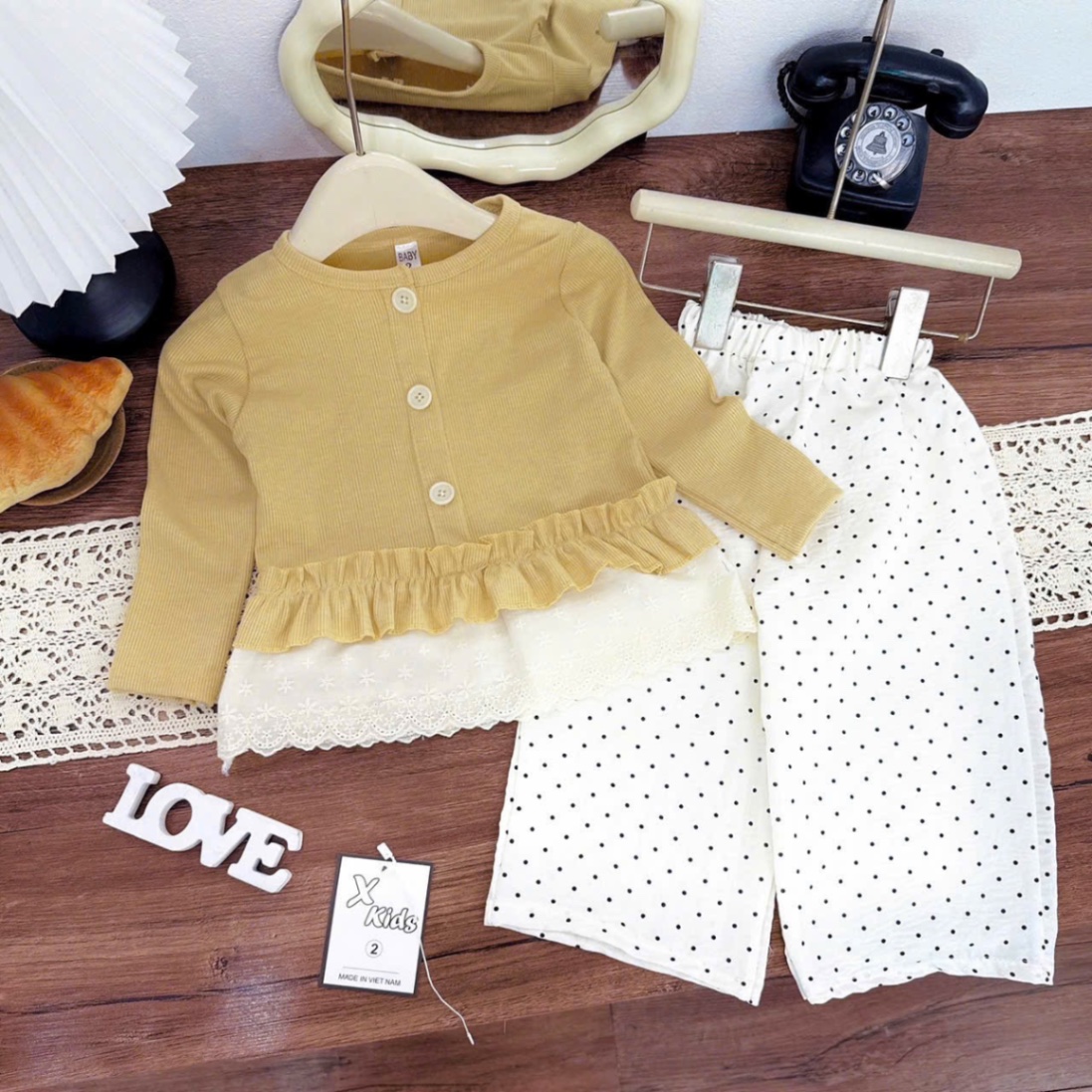 Sét áo tăm thỏ phối thân ren quần chầm bi bé gái