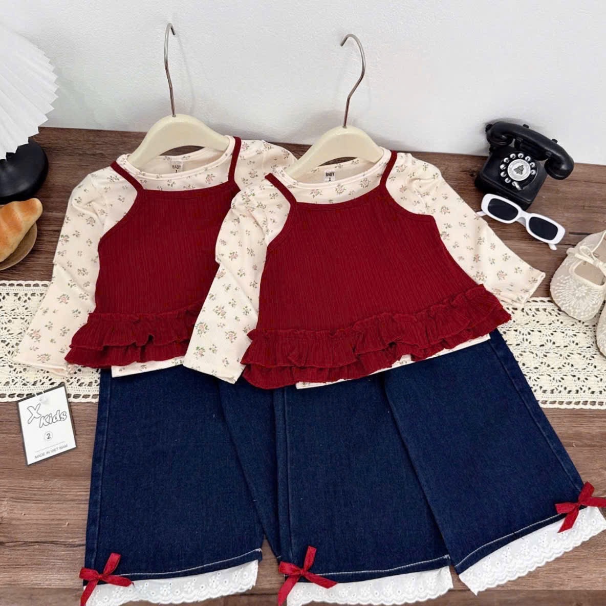 Sét 3 chi tiết áo hoa kèm gile tăm quần bò xuông bé gái