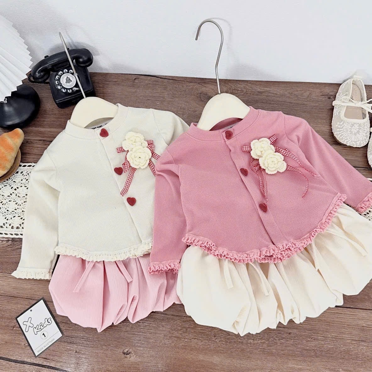 (Theo màu áo) Sét áo tăm thỏ cúc tim cv bồng bé gái xk