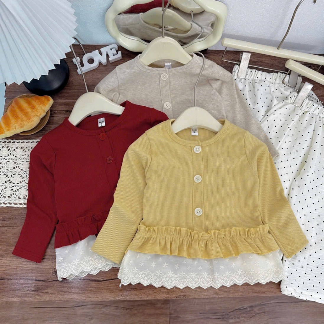 Sét áo tăm thỏ phối thân ren quần chầm bi bé gái