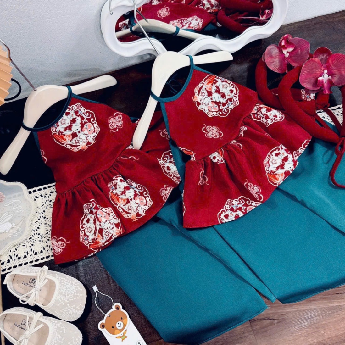 Sét yếm đỏ quần xuông xanh kèm mấn hoa bé gái