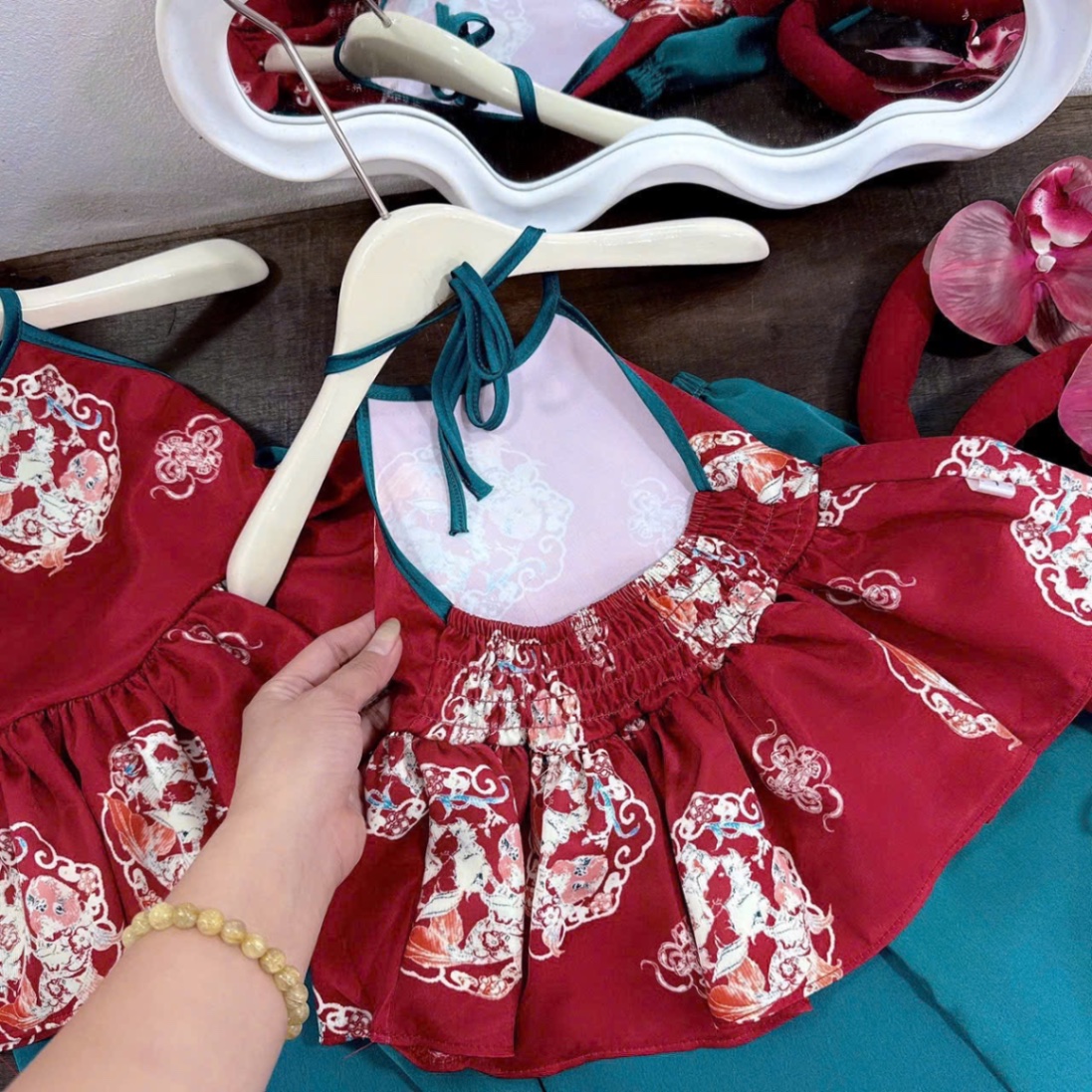 Sét yếm đỏ quần xuông xanh kèm mấn hoa bé gái