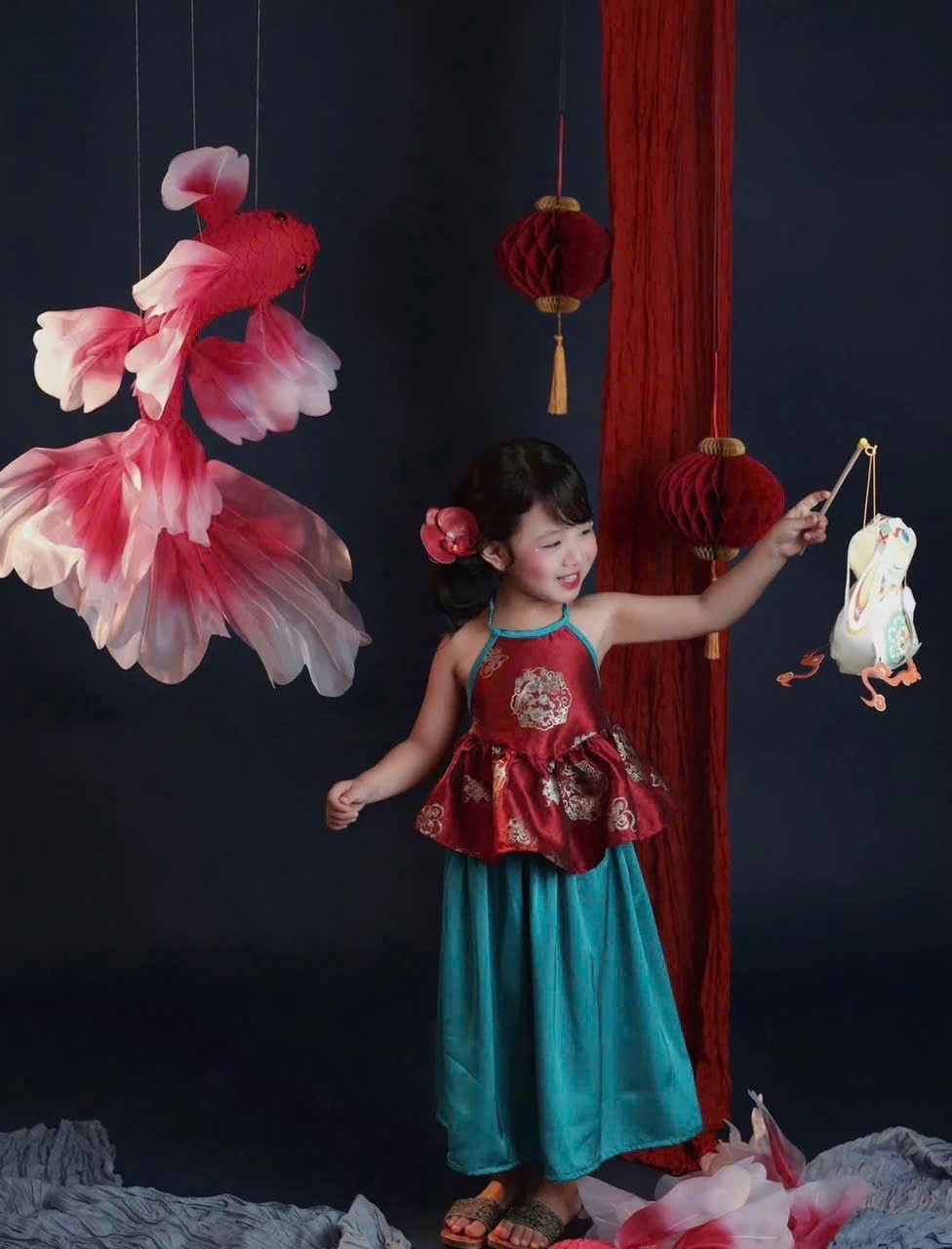 Sét yếm đỏ quần xuông xanh kèm mấn hoa bé gái