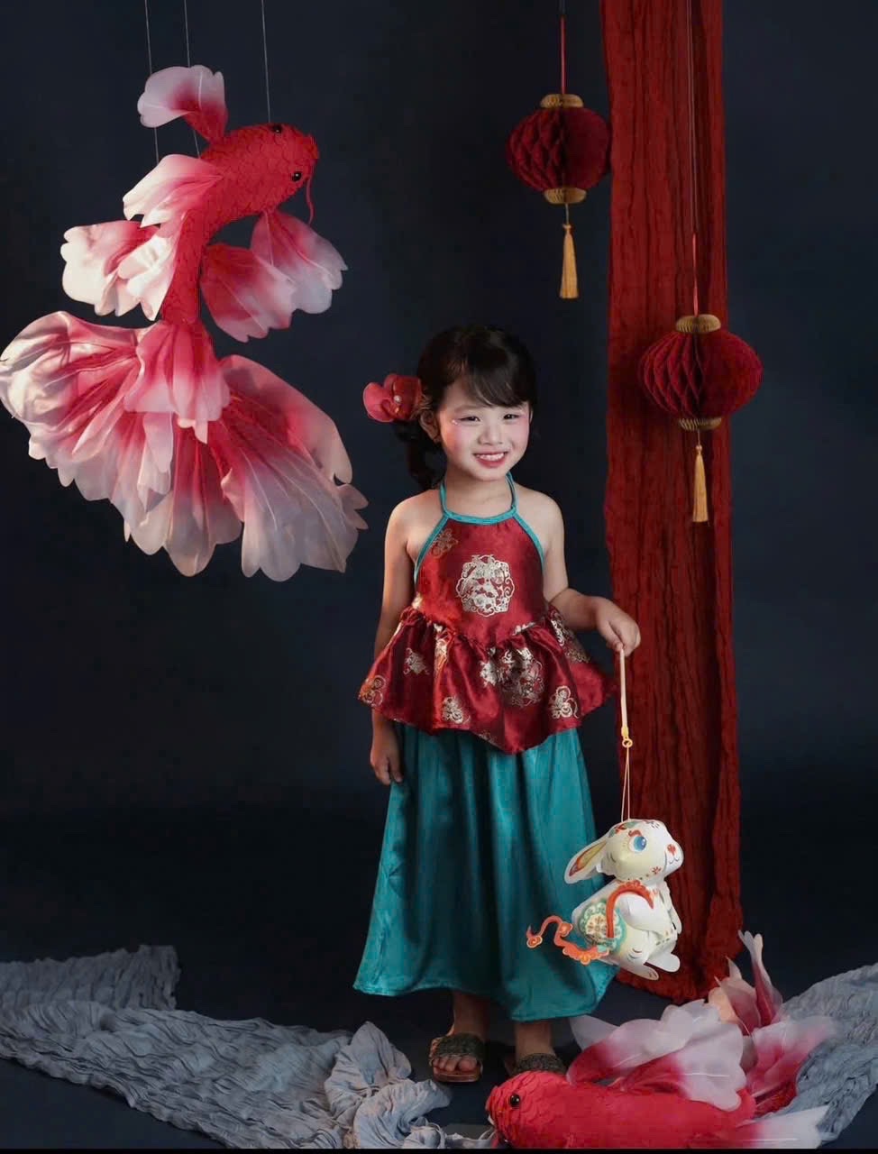 Sét yếm đỏ quần xuông xanh kèm mấn hoa bé gái