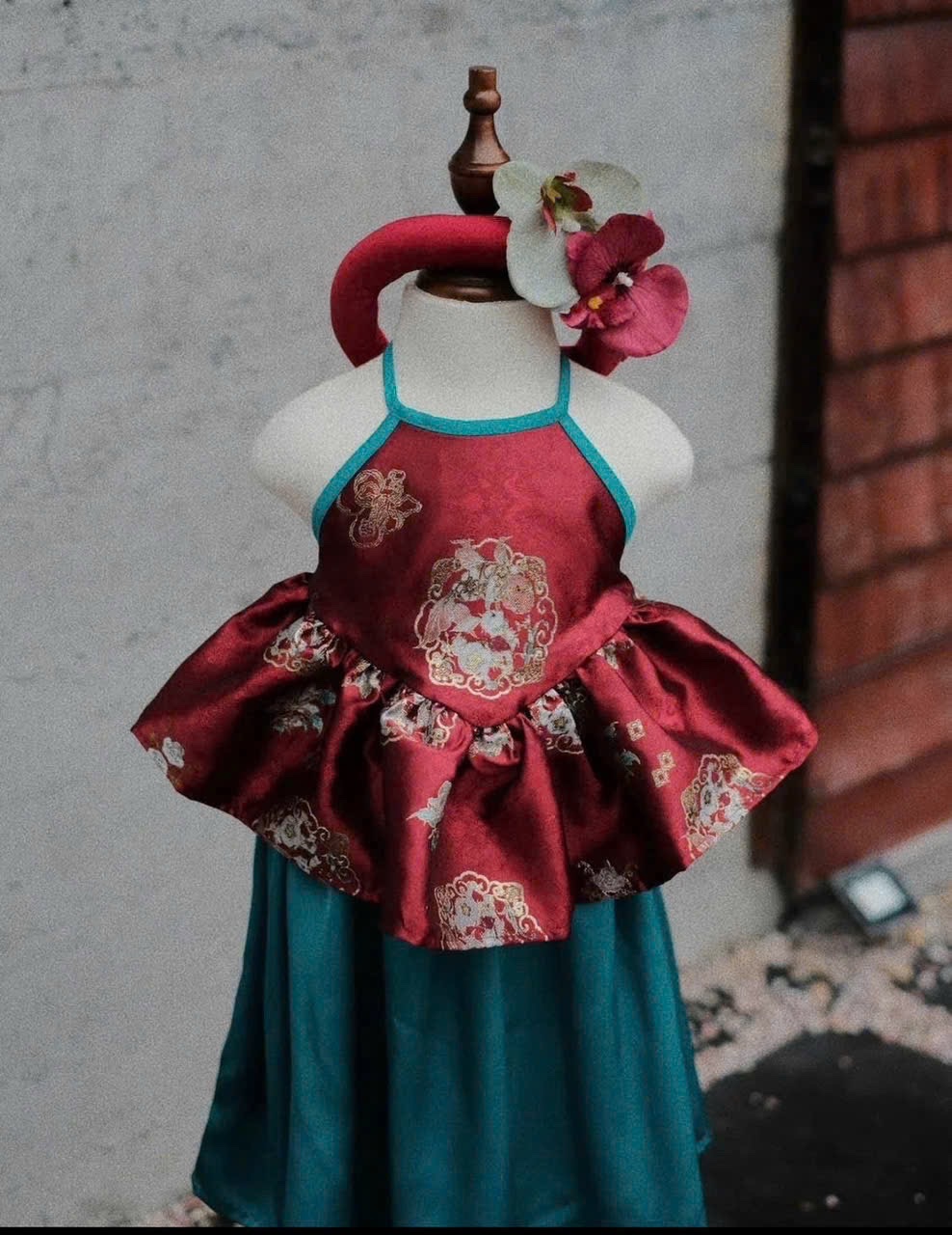 Sét yếm đỏ quần xuông xanh kèm mấn hoa bé gái