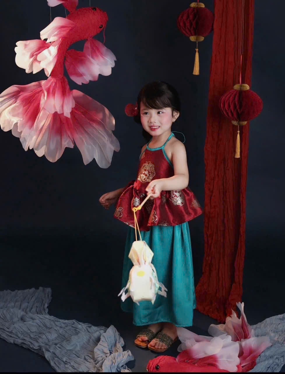 Sét yếm đỏ quần xuông xanh kèm mấn hoa bé gái