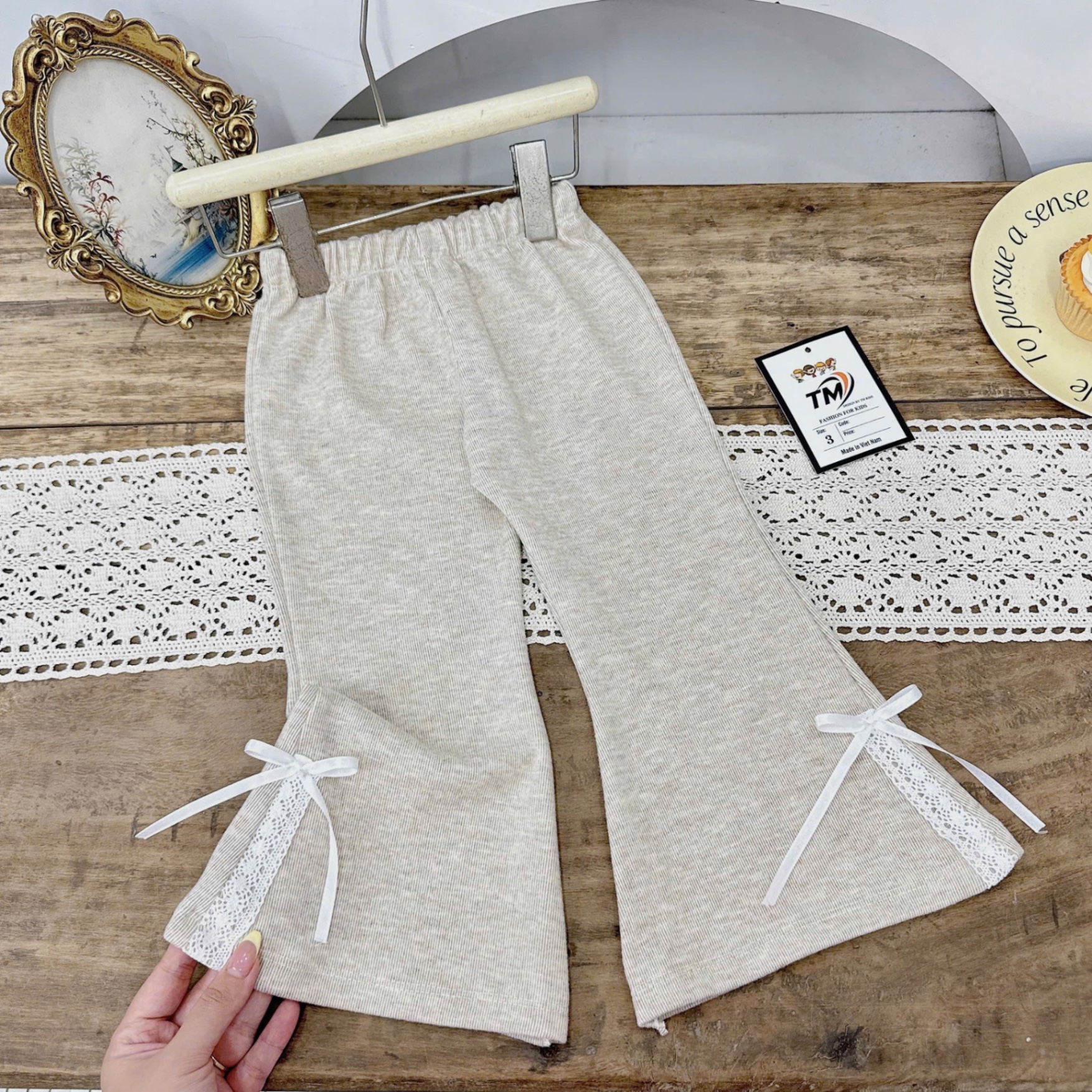 Sét áo sơ mi bèo quần tăm loe đính nơ bé gái