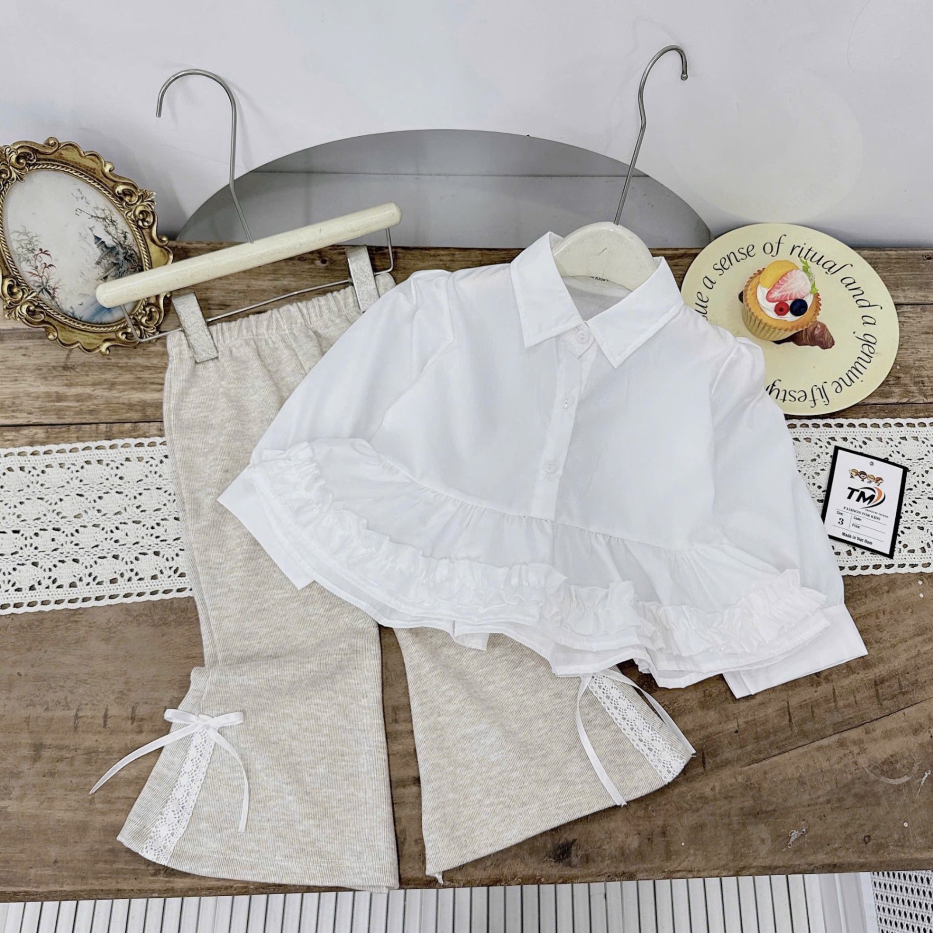 Sét áo sơ mi bèo quần tăm loe đính nơ bé gái