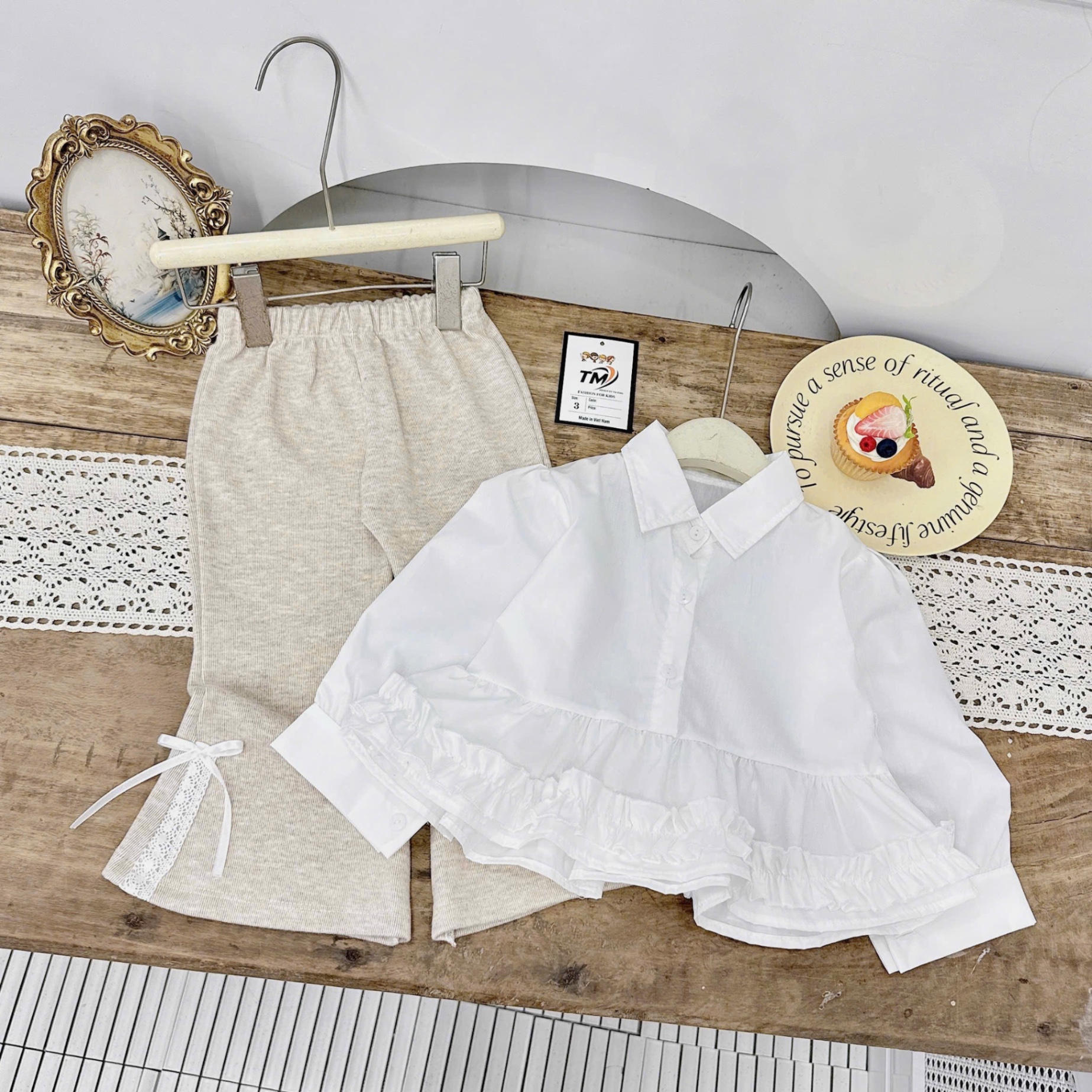 Sét áo sơ mi bèo quần tăm loe đính nơ bé gái