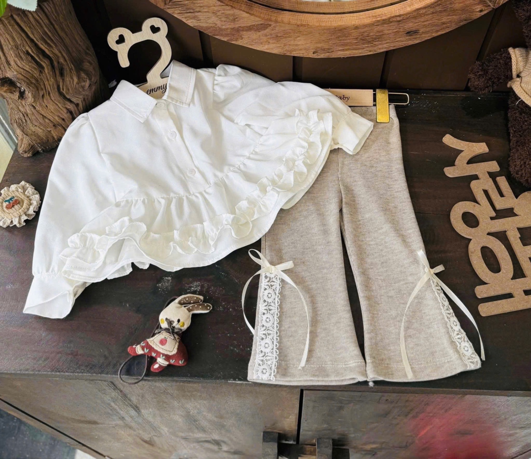 Sét áo sơ mi bèo quần tăm loe đính nơ bé gái