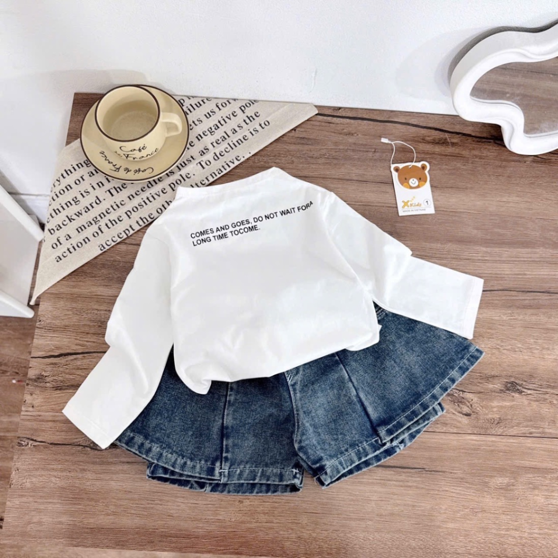 Sét áo chữ dài tay quần sooc bò giả váy bé gái