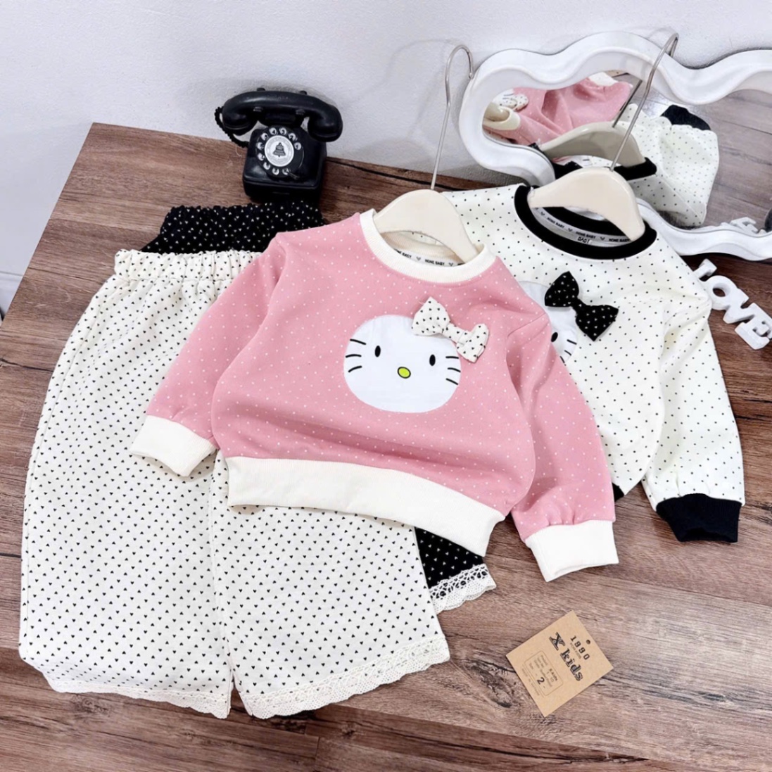 Bộ nỉ chấm bi kitty bé gái