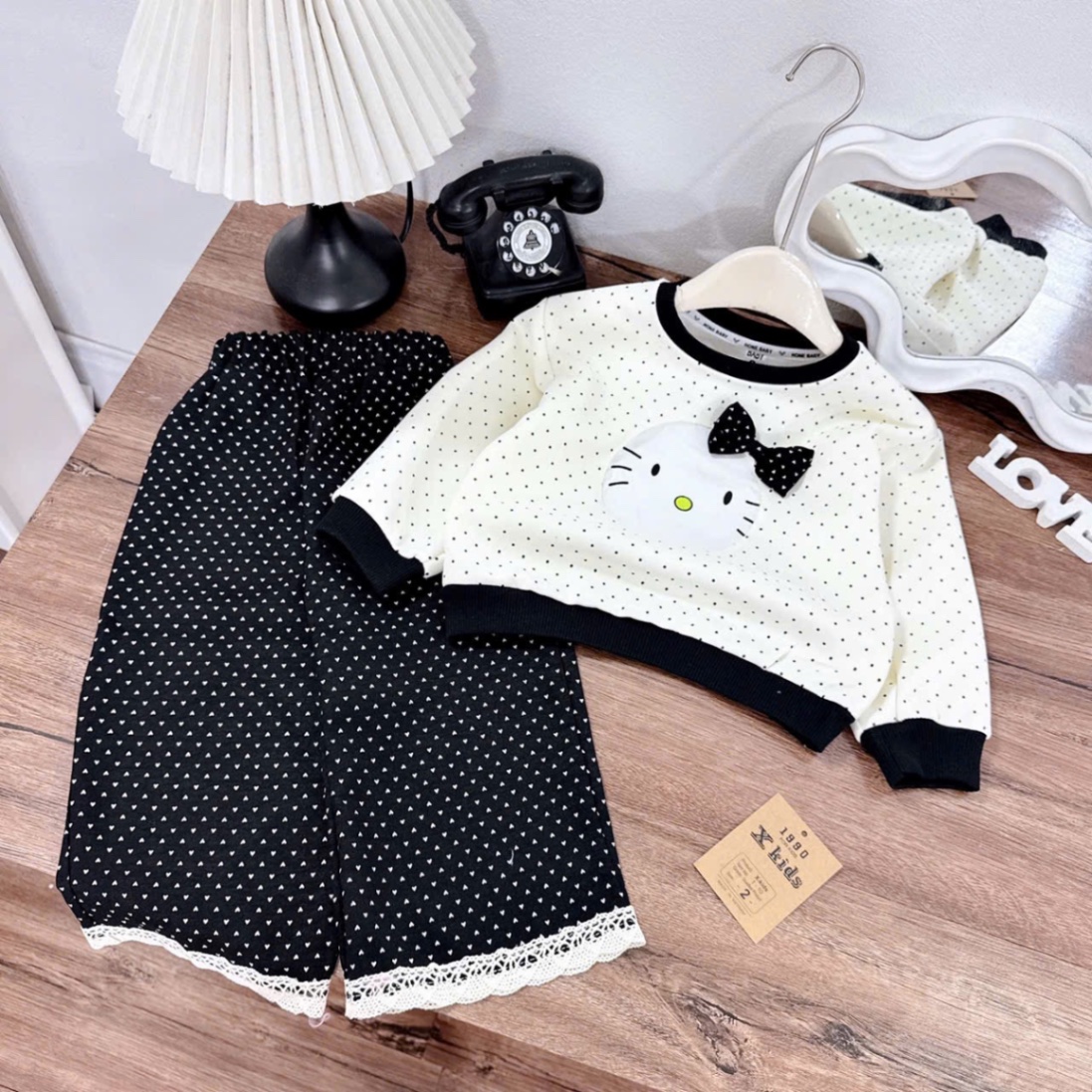 Bộ nỉ chấm bi kitty bé gái