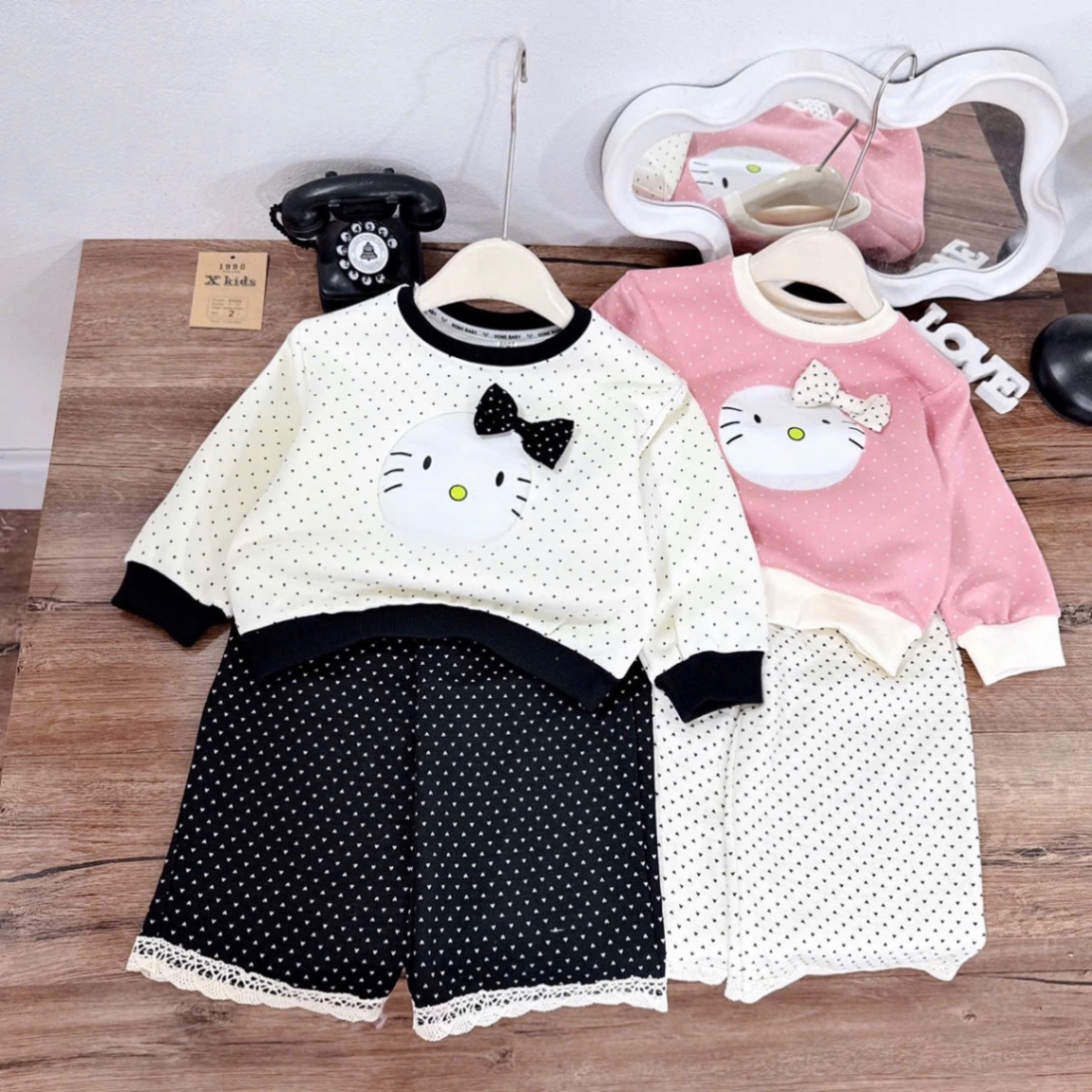 Bộ nỉ chấm bi kitty bé gái