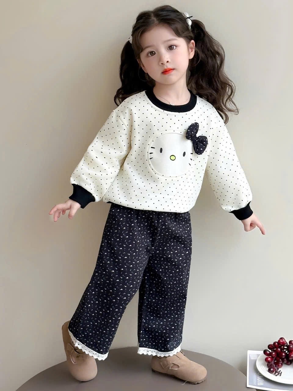 Bộ nỉ chấm bi kitty bé gái