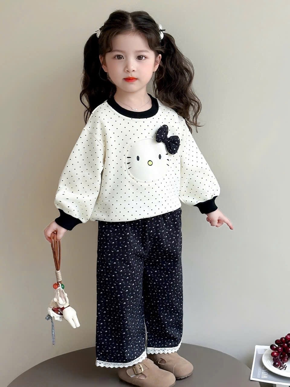 Bộ nỉ chấm bi kitty bé gái