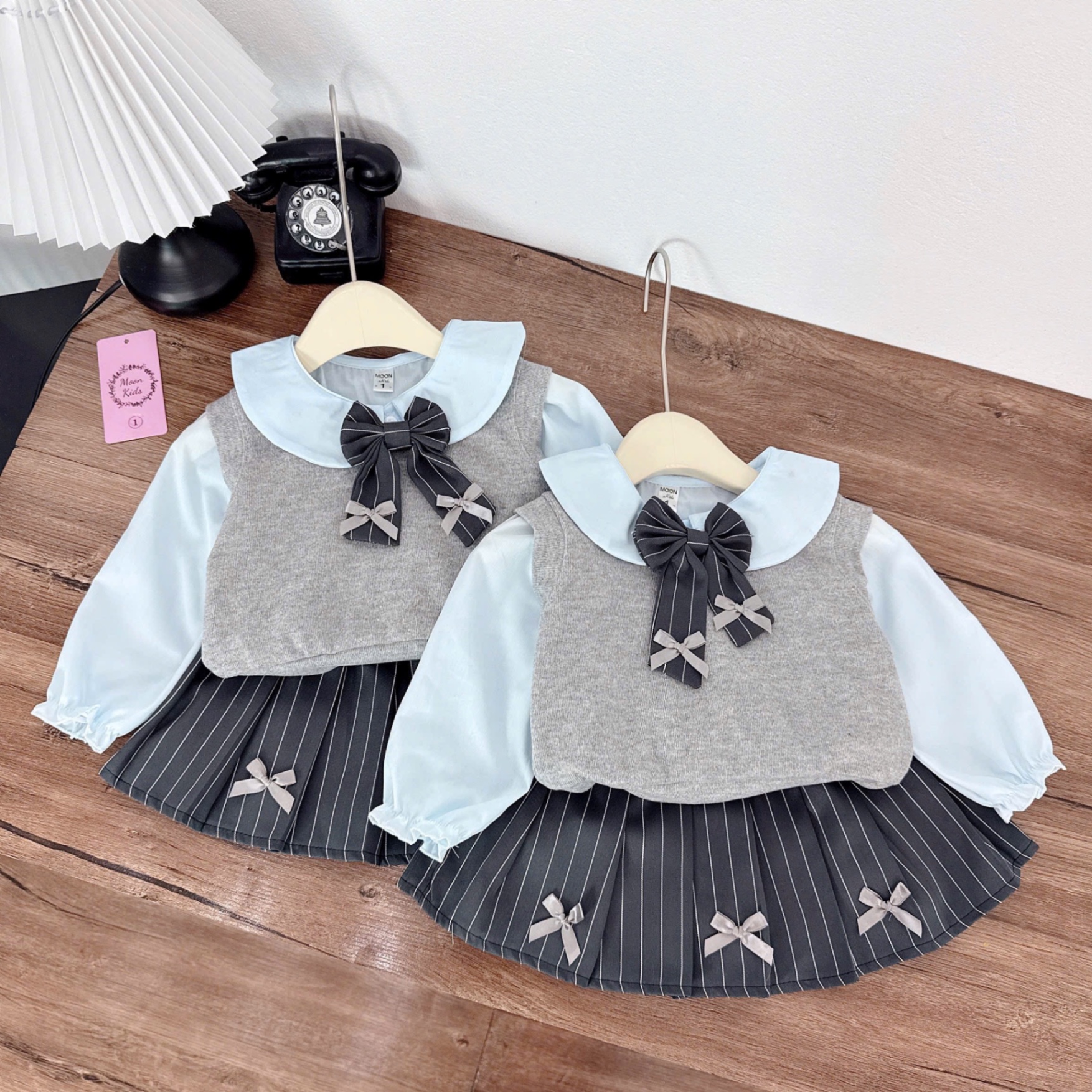 Sét 3 chi tiết áo cổ nơ cv ghi xếp ly bé gái