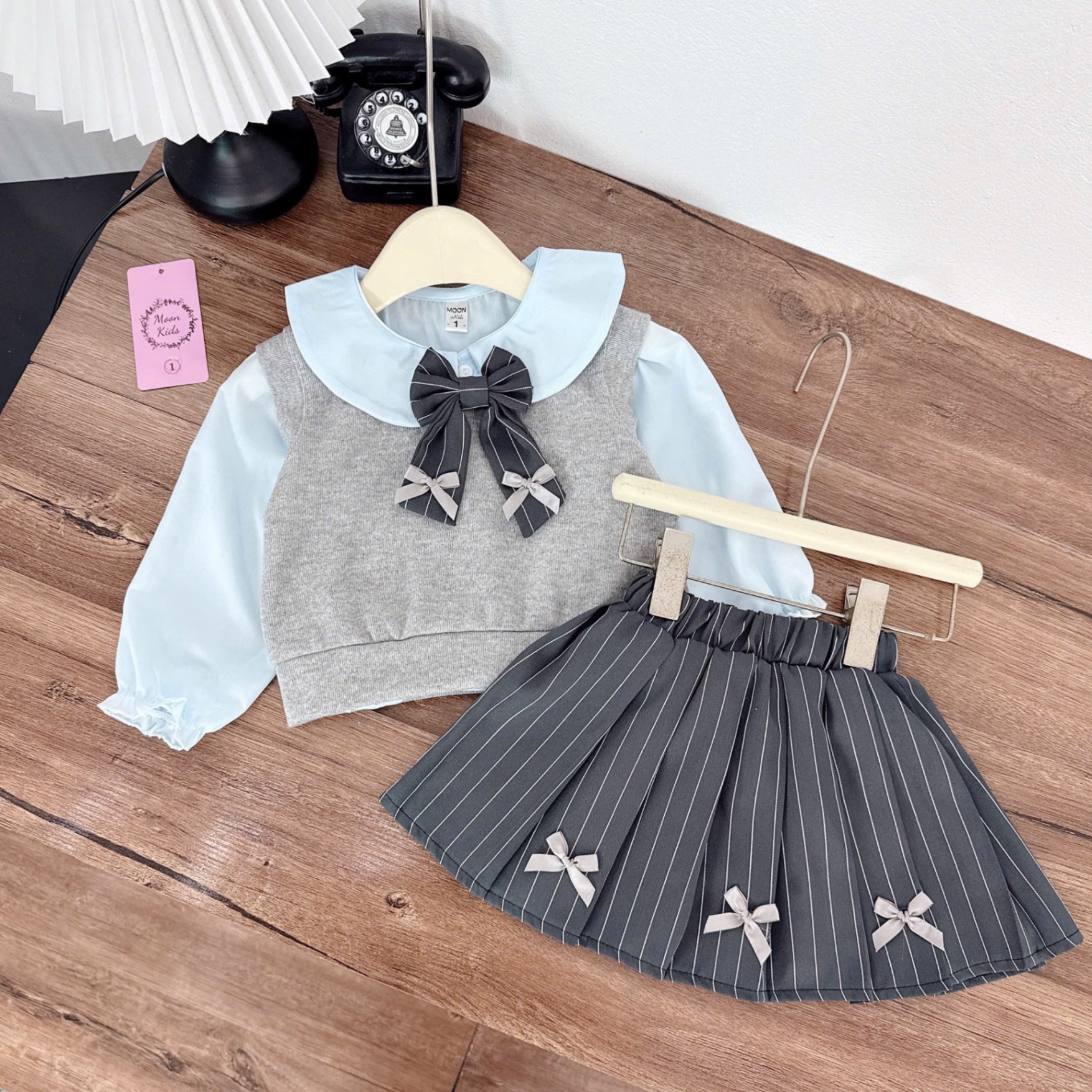 Sét 3 chi tiết áo cổ nơ cv ghi xếp ly bé gái