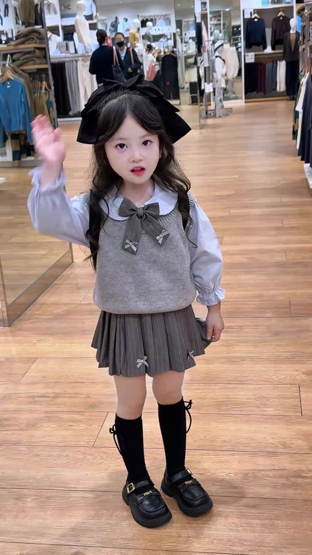 Sét 3 chi tiết áo cổ nơ cv ghi xếp ly bé gái