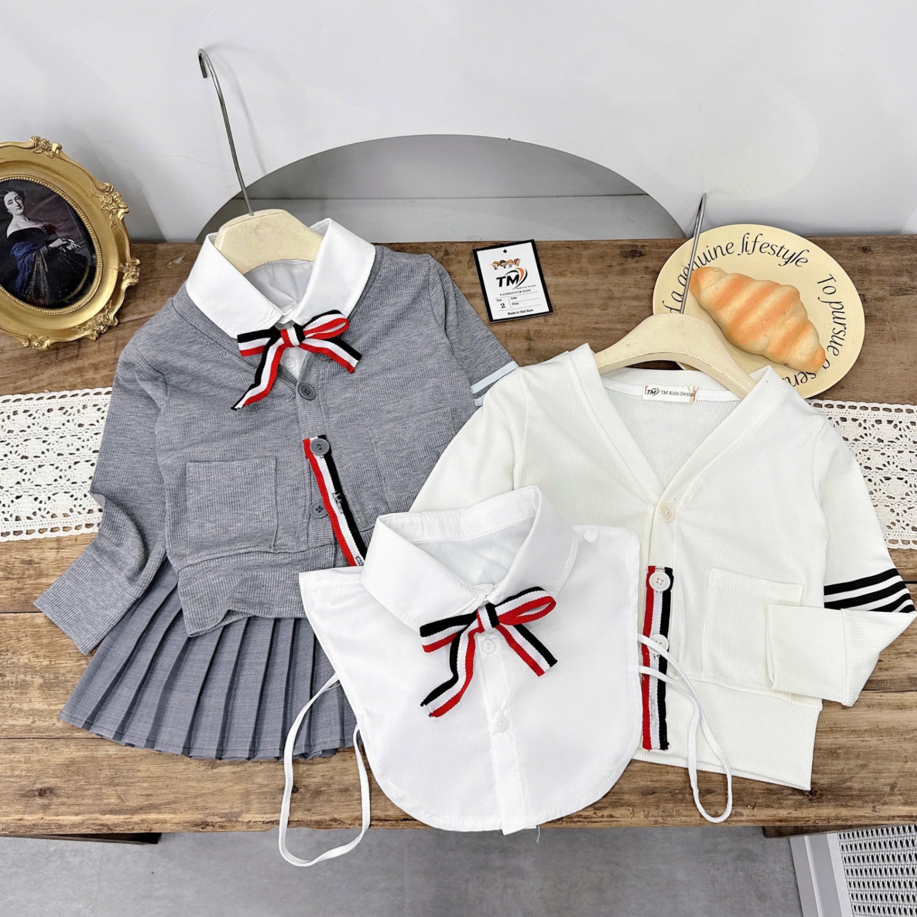 Sét bộ áo phối cổ sơ mi nơ cv dập ly ghi bé gái