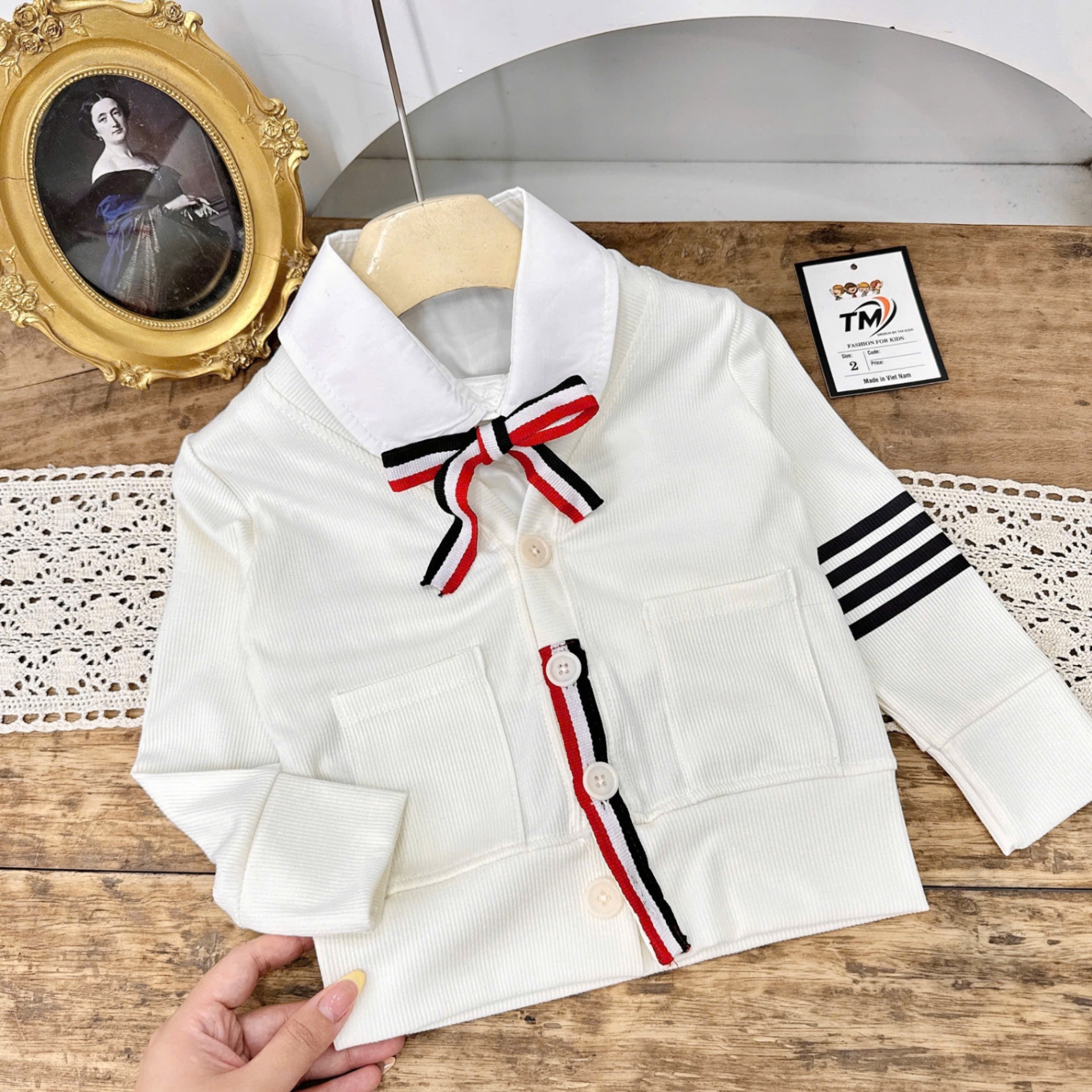 Sét bộ áo phối cổ sơ mi nơ cv dập ly ghi bé gái