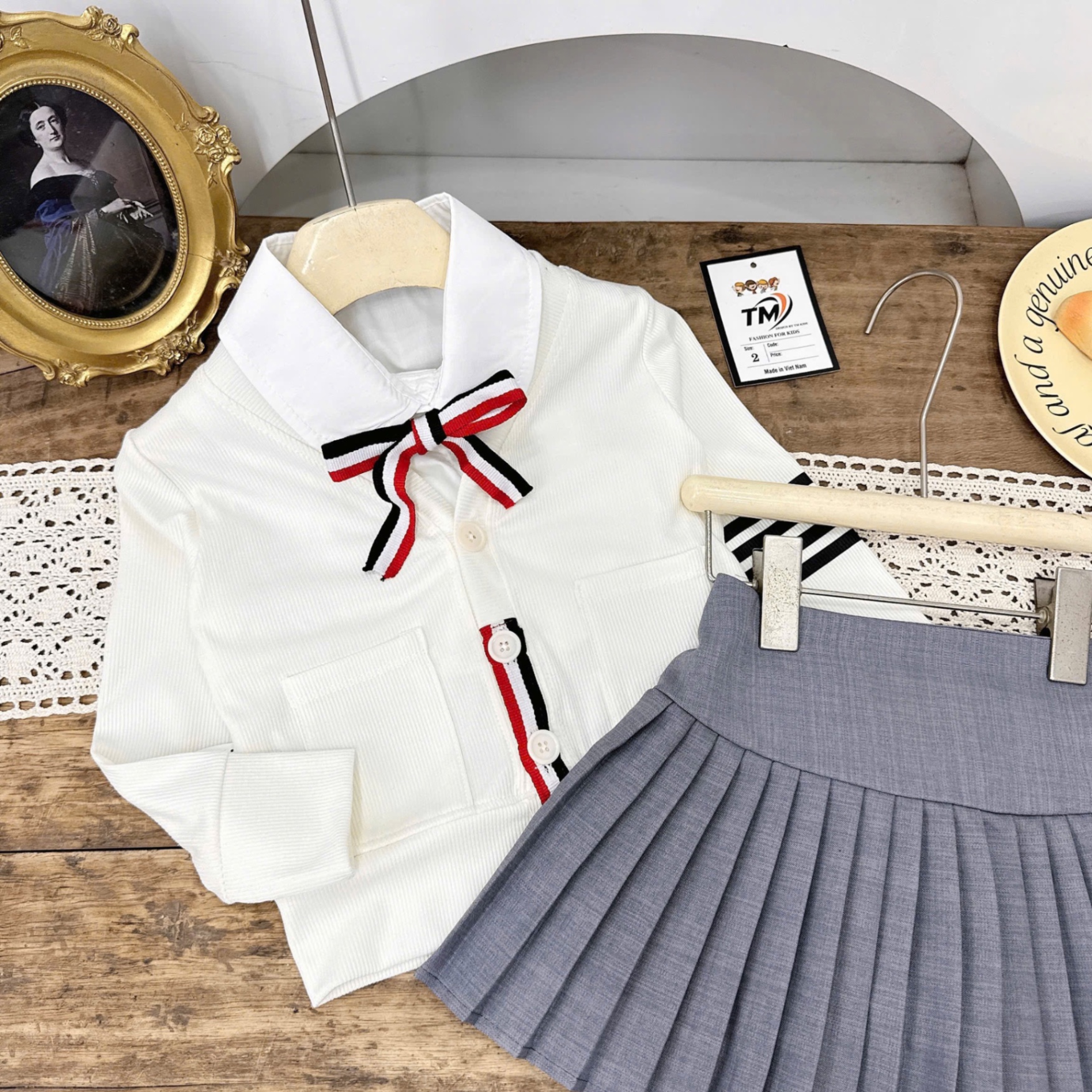 Sét bộ áo phối cổ sơ mi nơ cv dập ly ghi bé gái