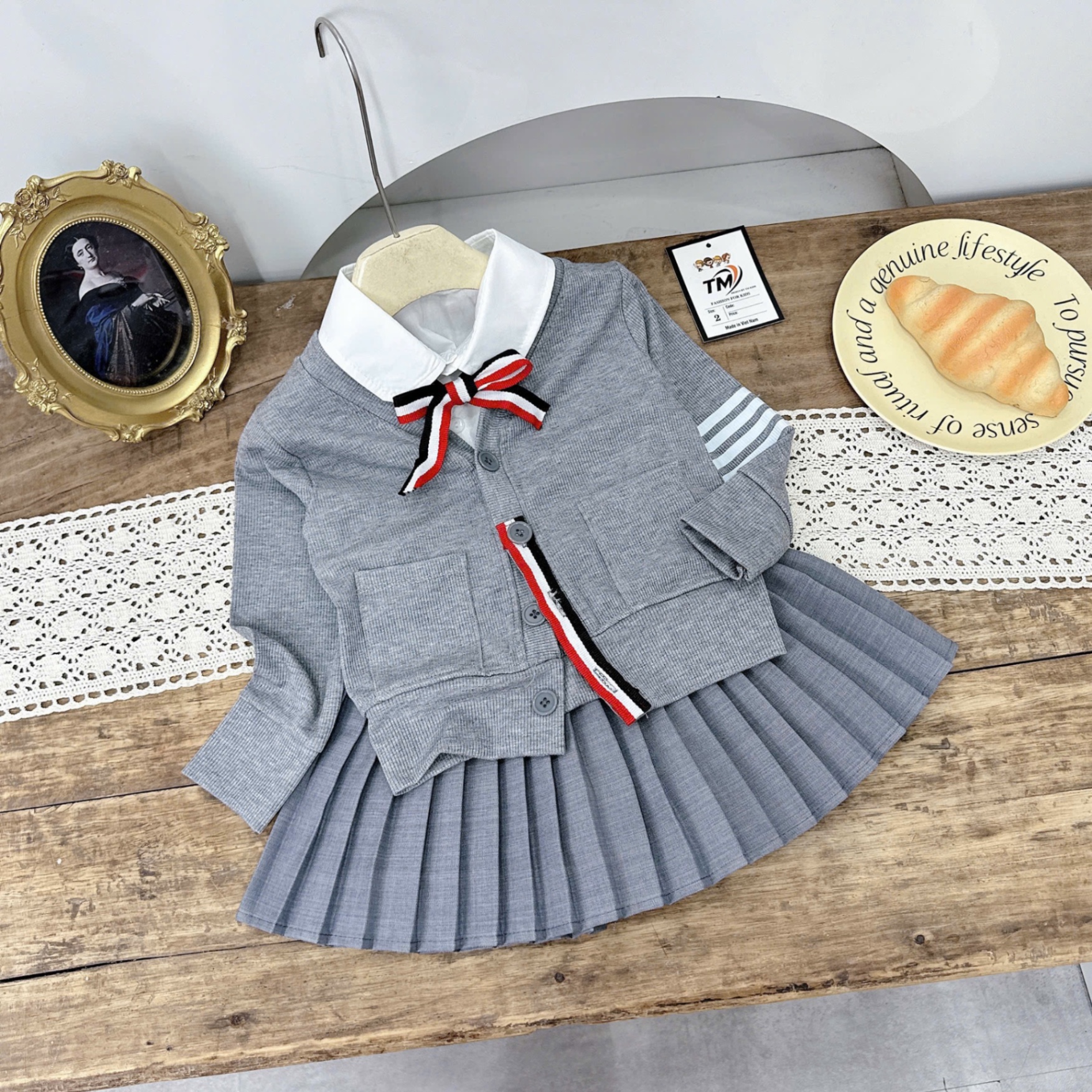 Sét bộ áo phối cổ sơ mi nơ cv dập ly ghi bé gái